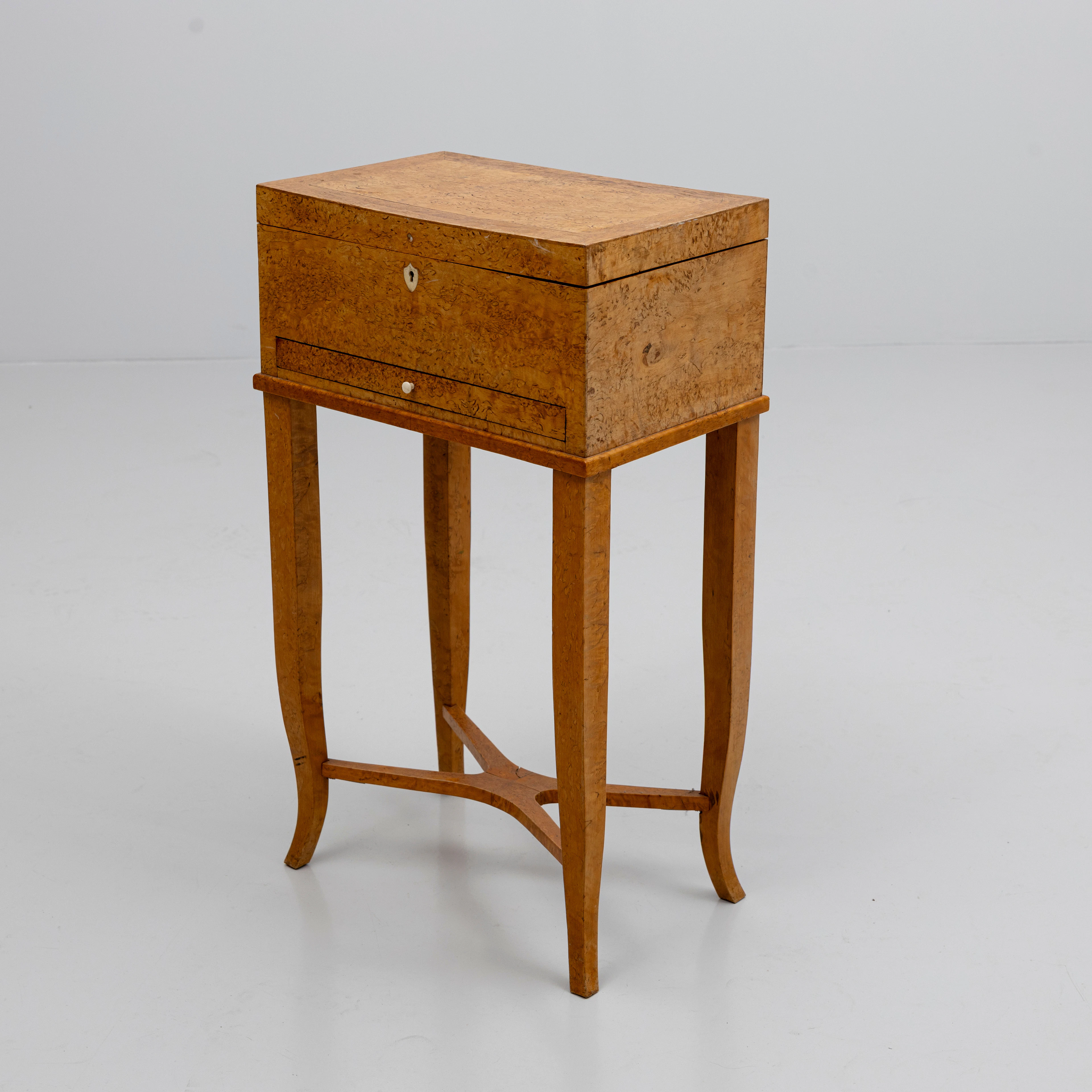 SYSKRIN, på benställning, masurbjörk, 1800/1900-tal.