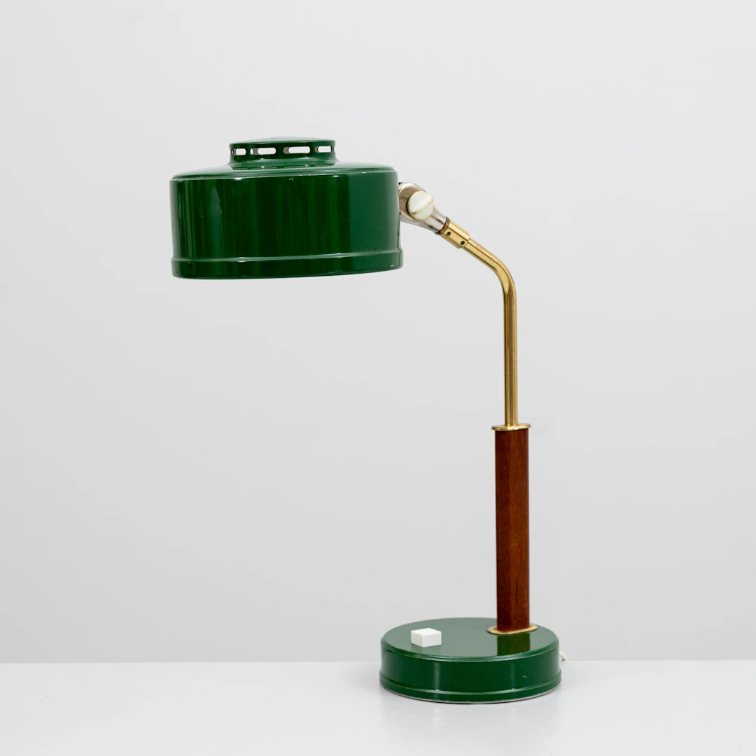 SKRIVBORDSLAMPA, Skellefteå, grönlackerad metall, teak, 1960-tal.