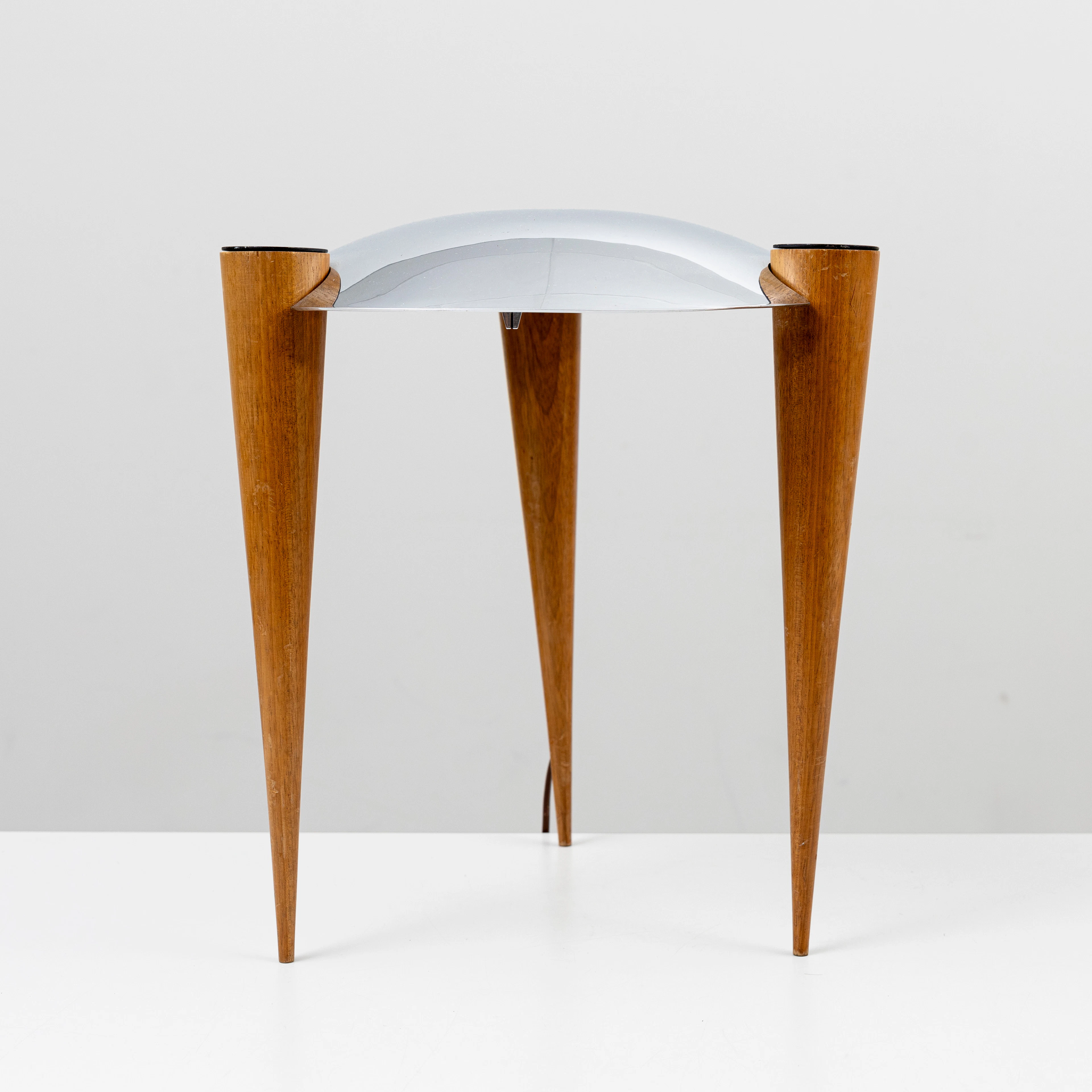BORDSLAMPA, teak samt metall, 1980-tal.