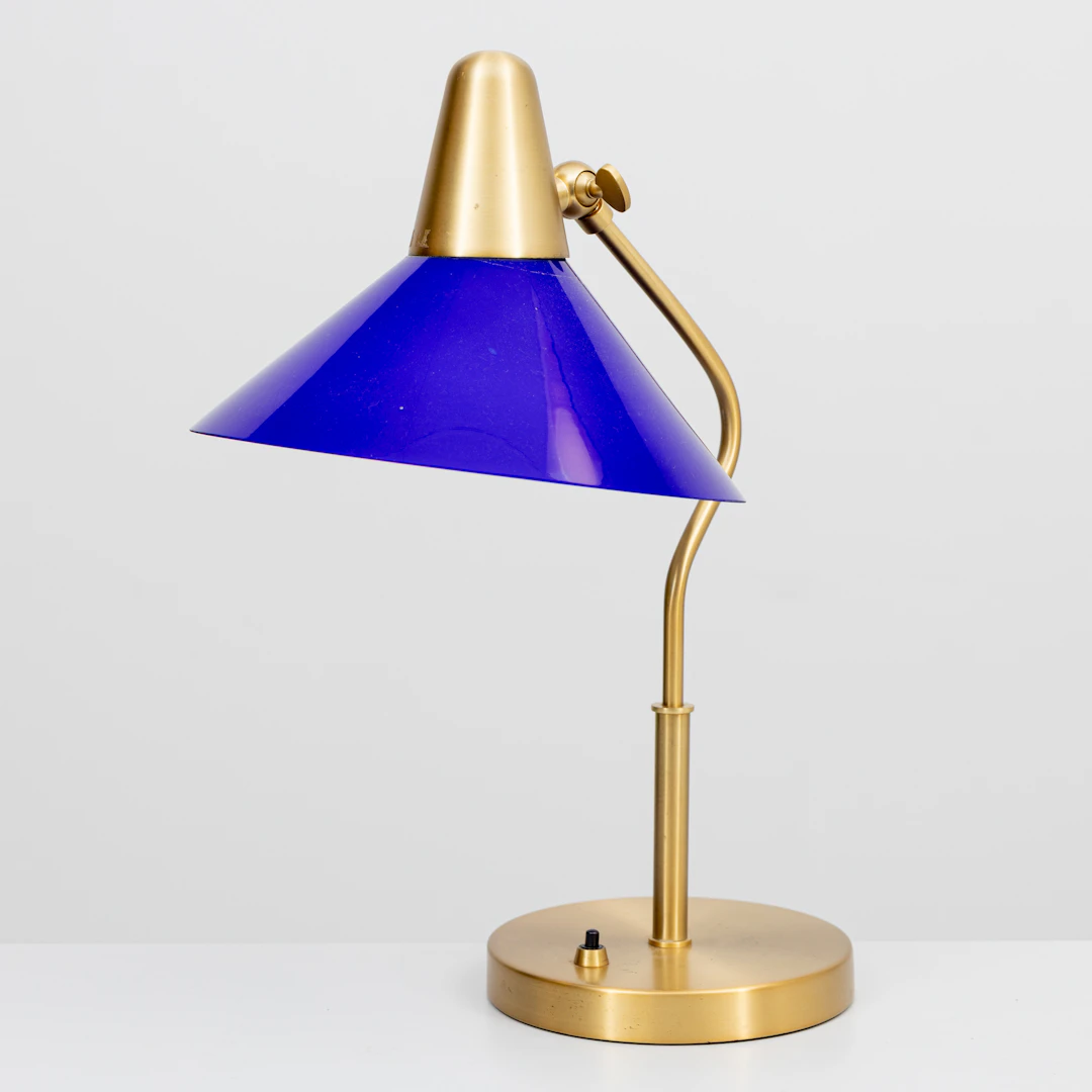 BORDSLAMPA, gulmetall, blå glasskärm, Martello, samtida.