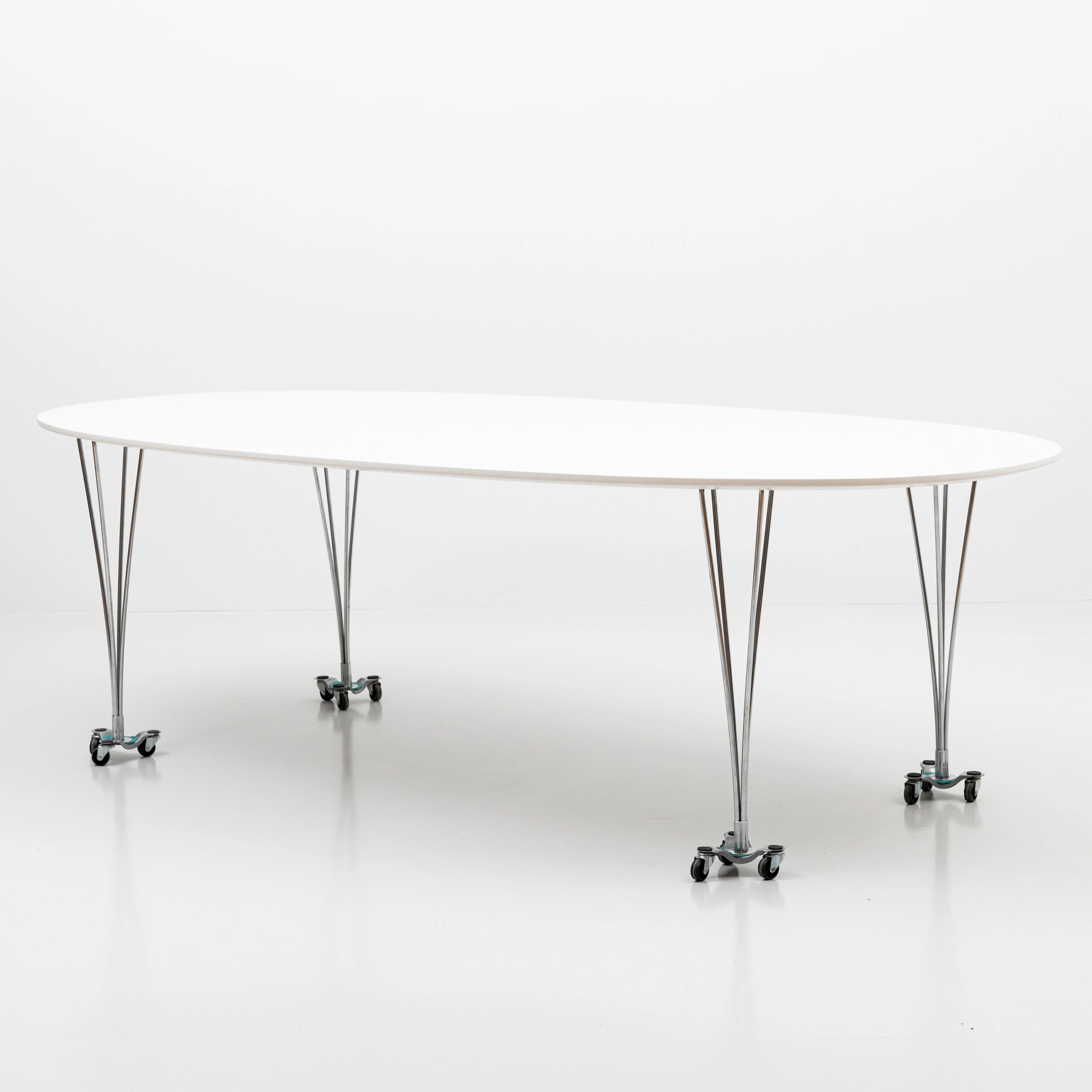 BRUNO MATHSSON & PIET HEIN. Matbord, Fritz Hansen, Danmark.