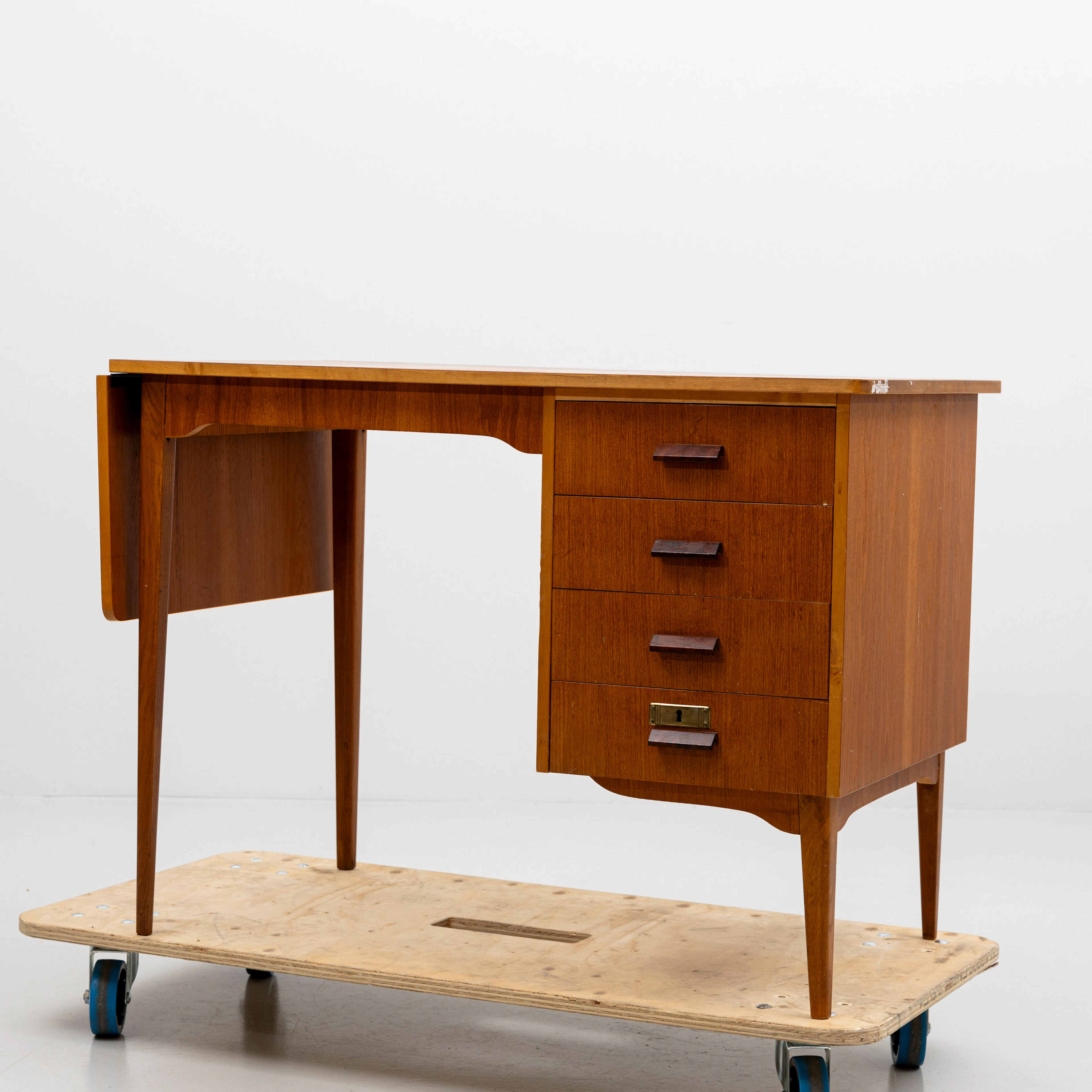 SKRIVBORD, teak, med uppfällbar skiva, 1900-talets andra hälft.
