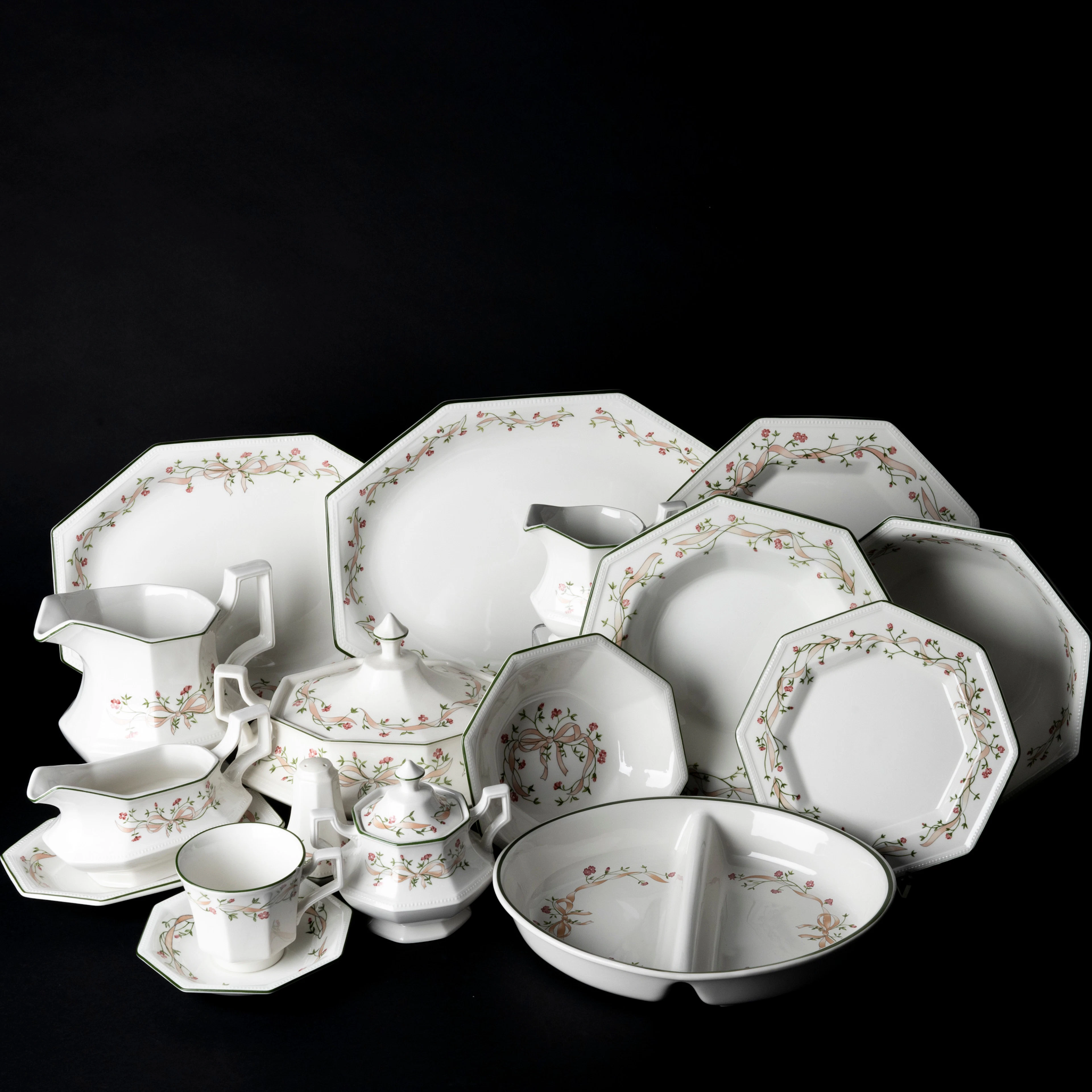 SARINA MASCHERONI. Servisdelar, ca 65 st, porslin, "Eternal Beau"