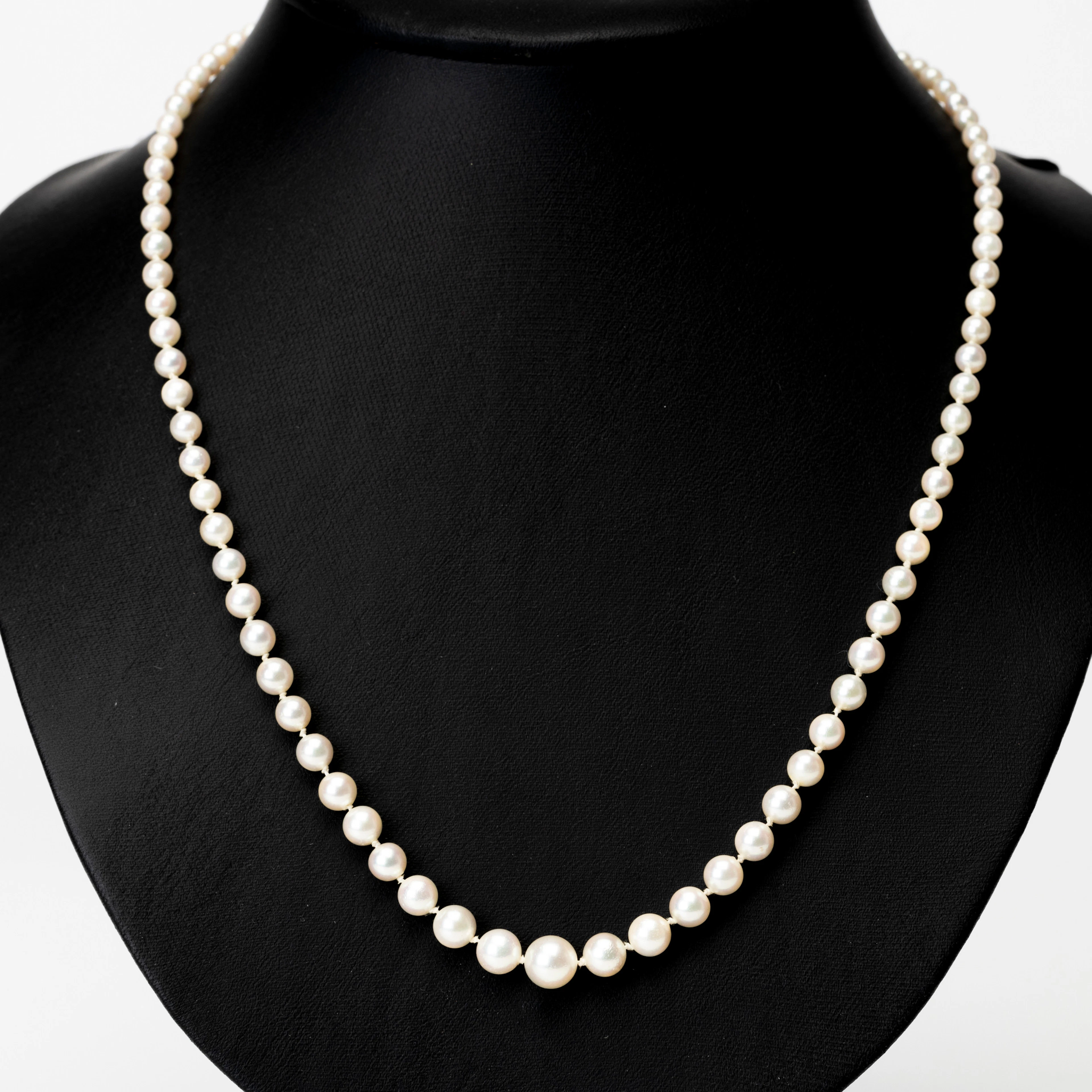PÄRLCOLLIER, med lås av 18K vitguld och briljant, svensk importstämpel.