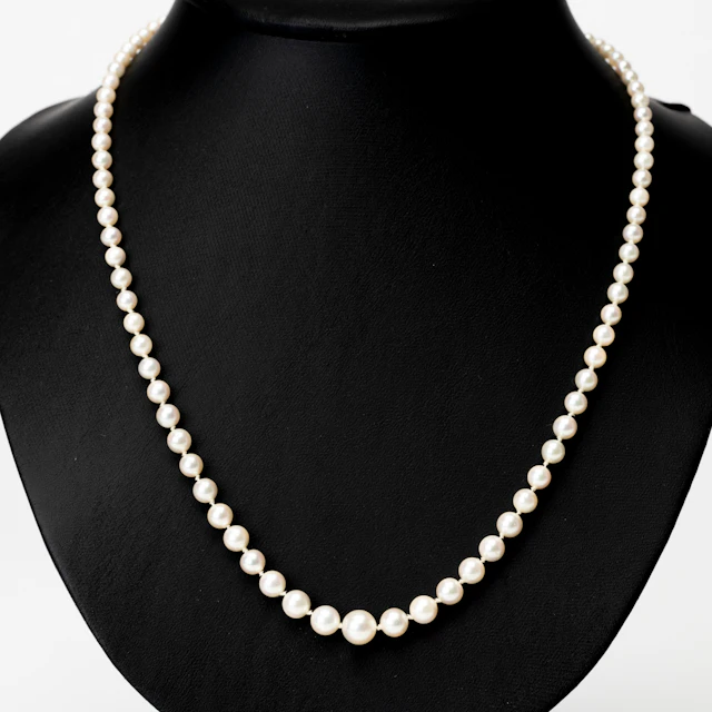 PÄRLCOLLIER, med lås av 18K vitguld och briljant, svensk importstämpel.