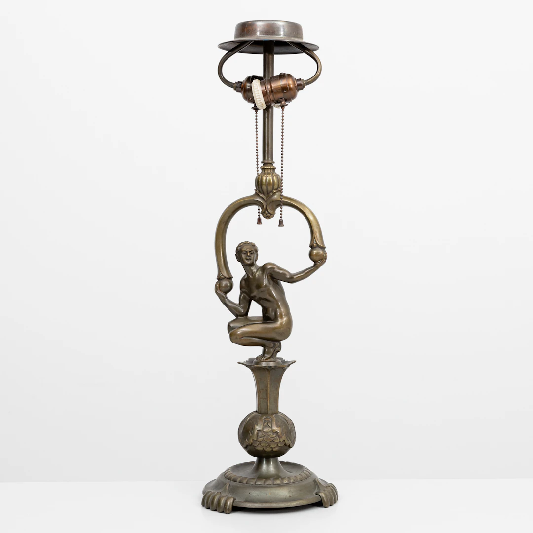 BORDSLAMPA, patinerad metall, omärkt, 1900-talets första hälft.
