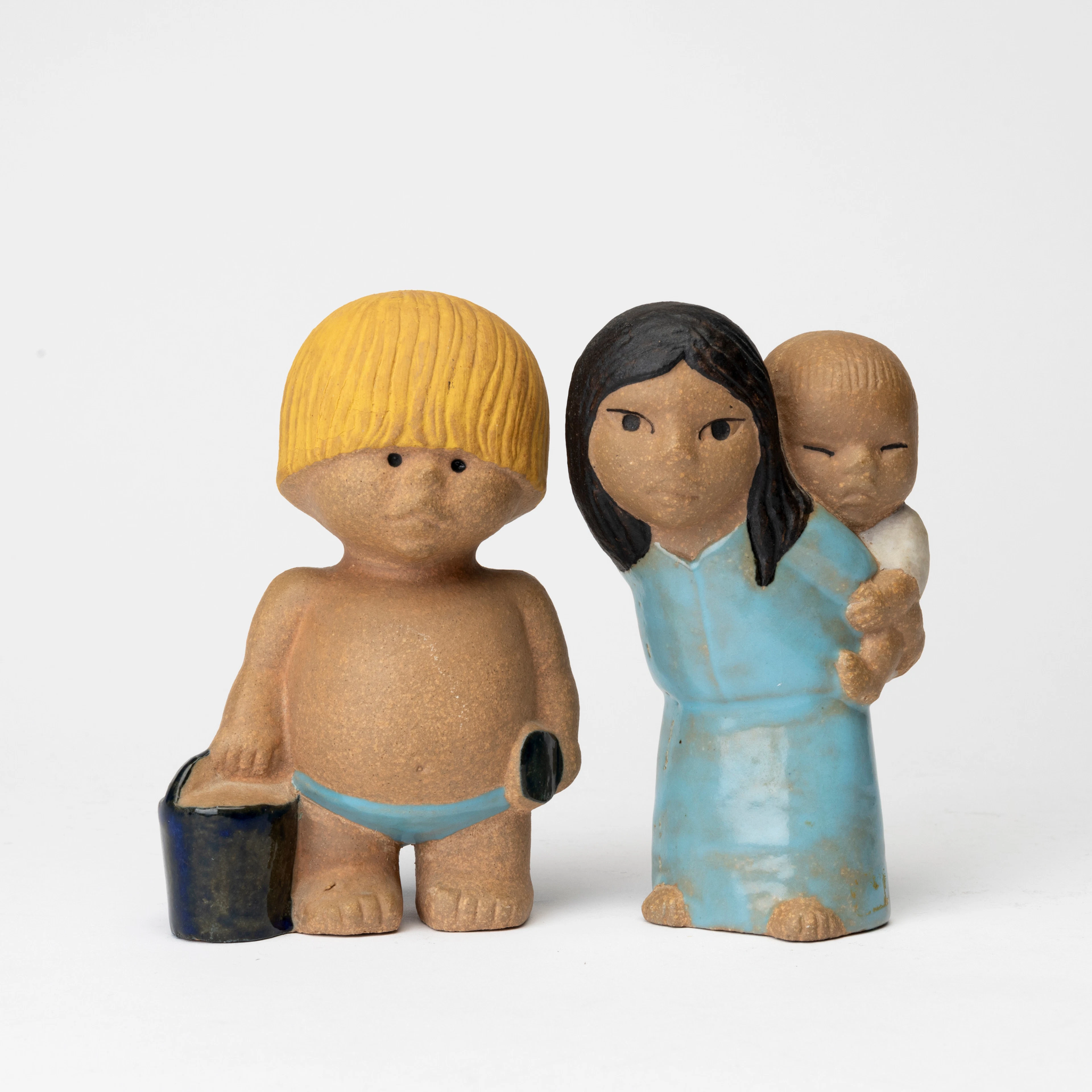 LISA LARSON. Figuriner, 2 st, "Öst" och "Väst" ur serien "All världens