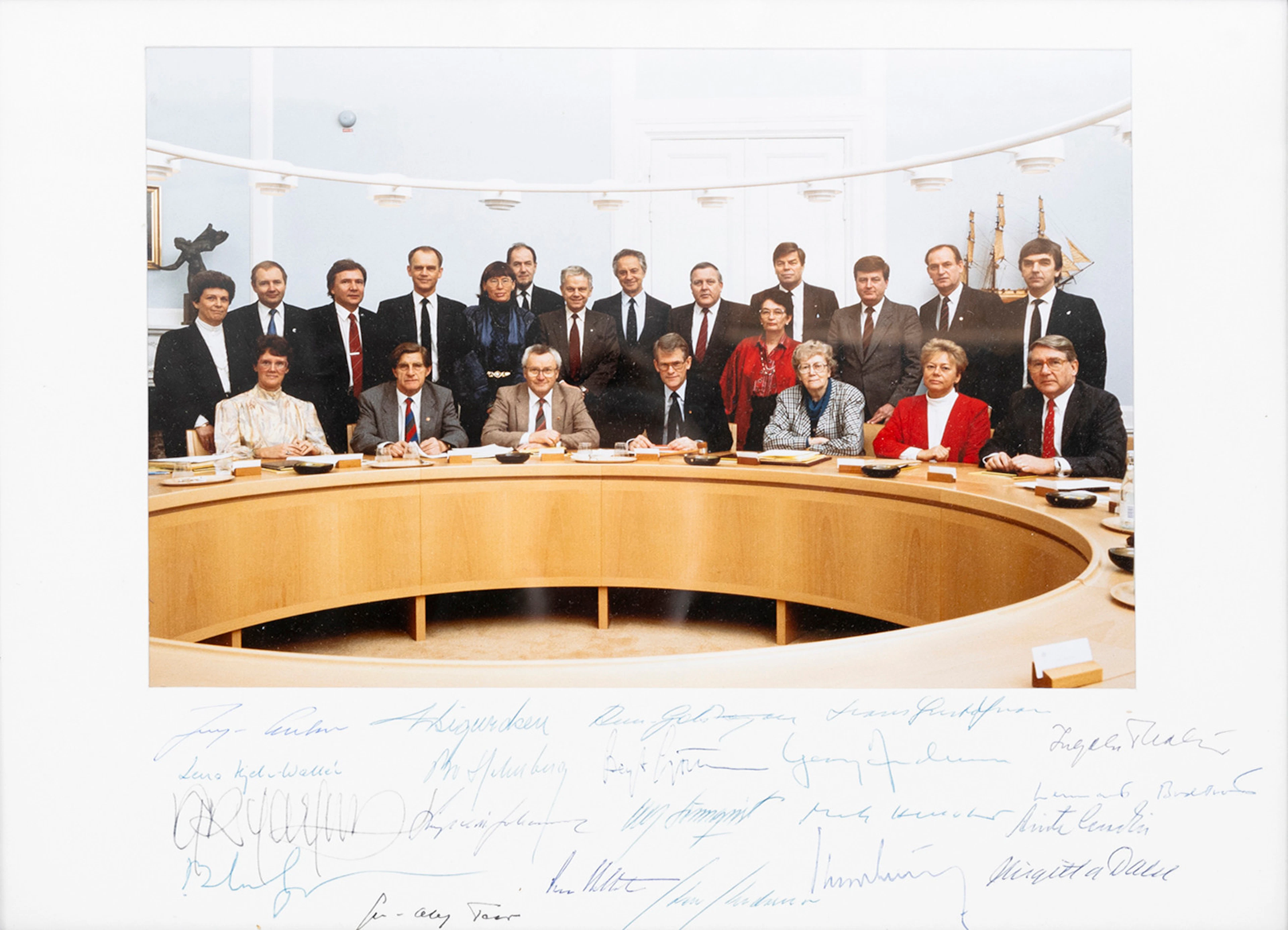 AUTOGRAFER, foto av Ingvar Carlssons regering. Proveniens: Birgitta Dahl.