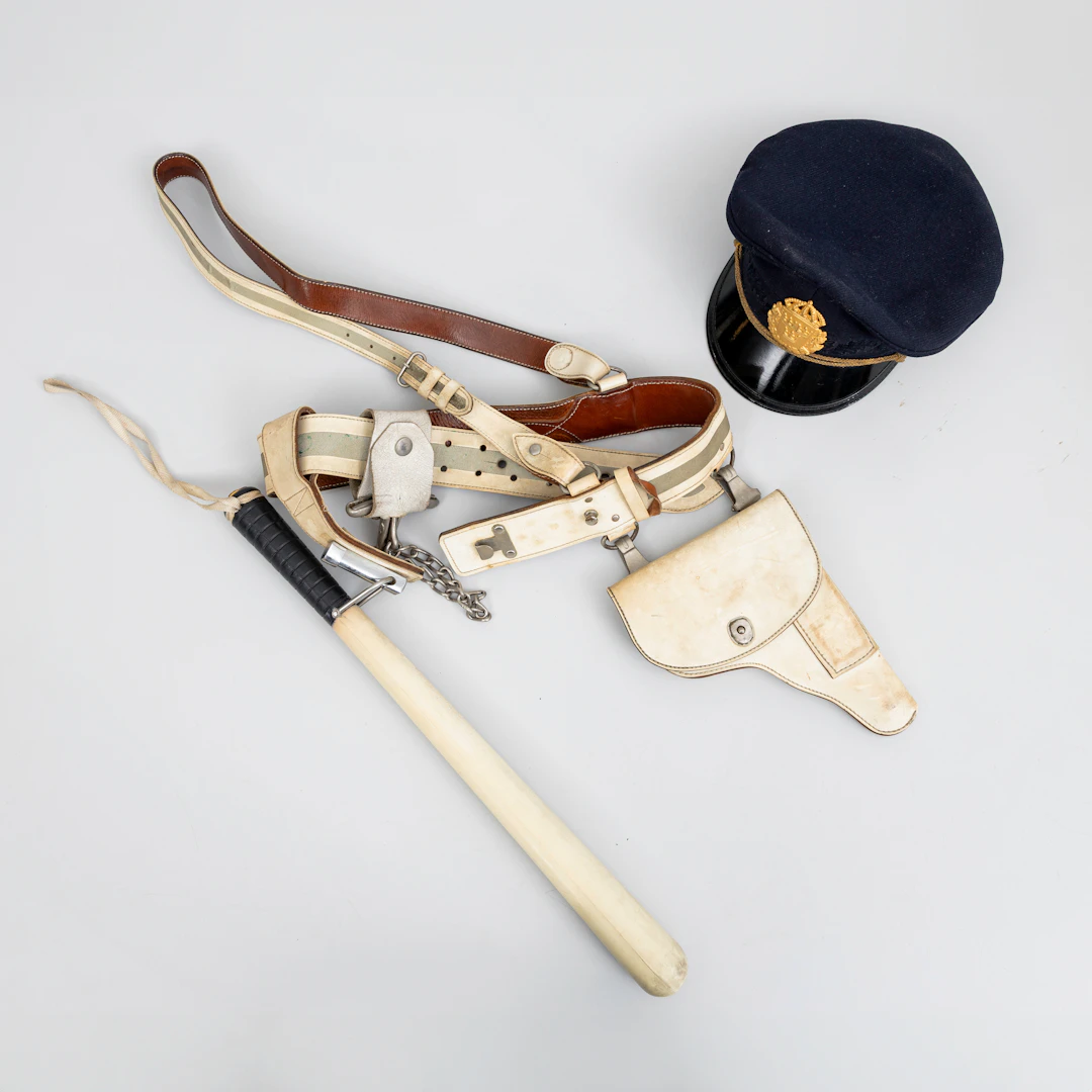POLISMÖSSA med SKÄRM, KOPPEL, BATONG och HANDFÄNGSEL, Sverige, 1960-tal.