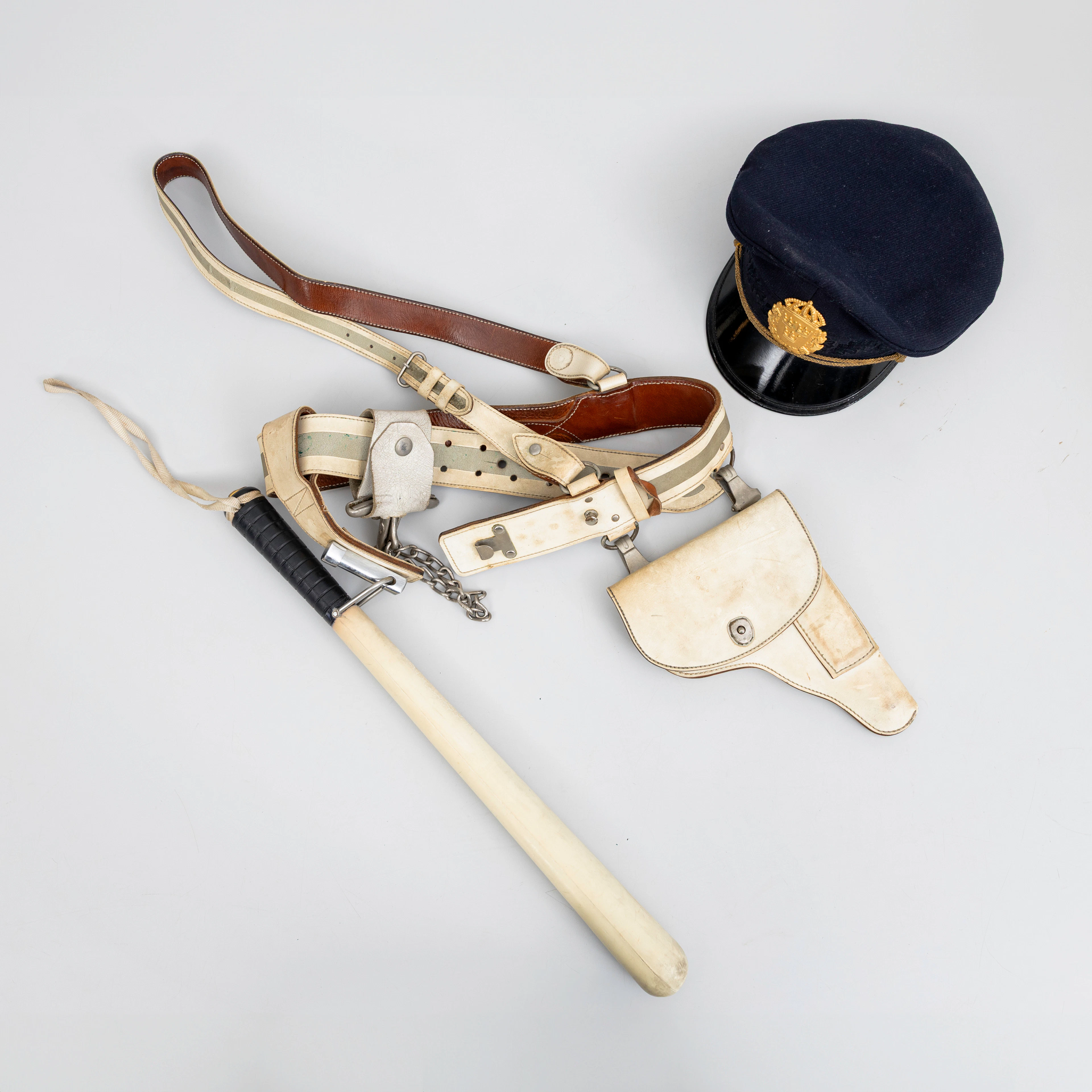 POLISMÖSSA med SKÄRM, KOPPEL, BATONG och HANDFÄNGSEL, Sverige, 1960-tal.