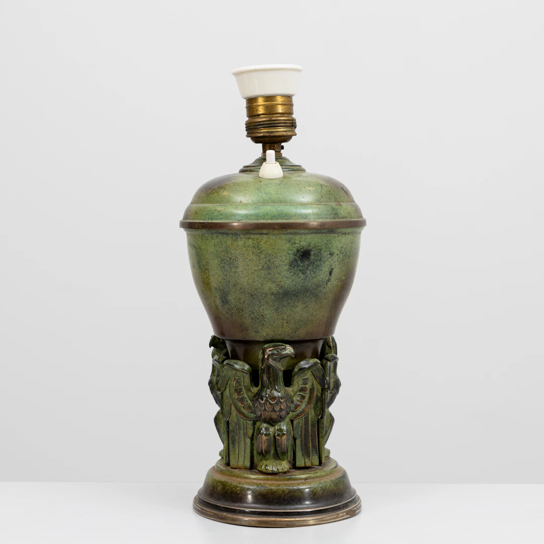 BORDSLAMPA, Art Deco, patinerad metall, dekor av örnar, 1930-tal.