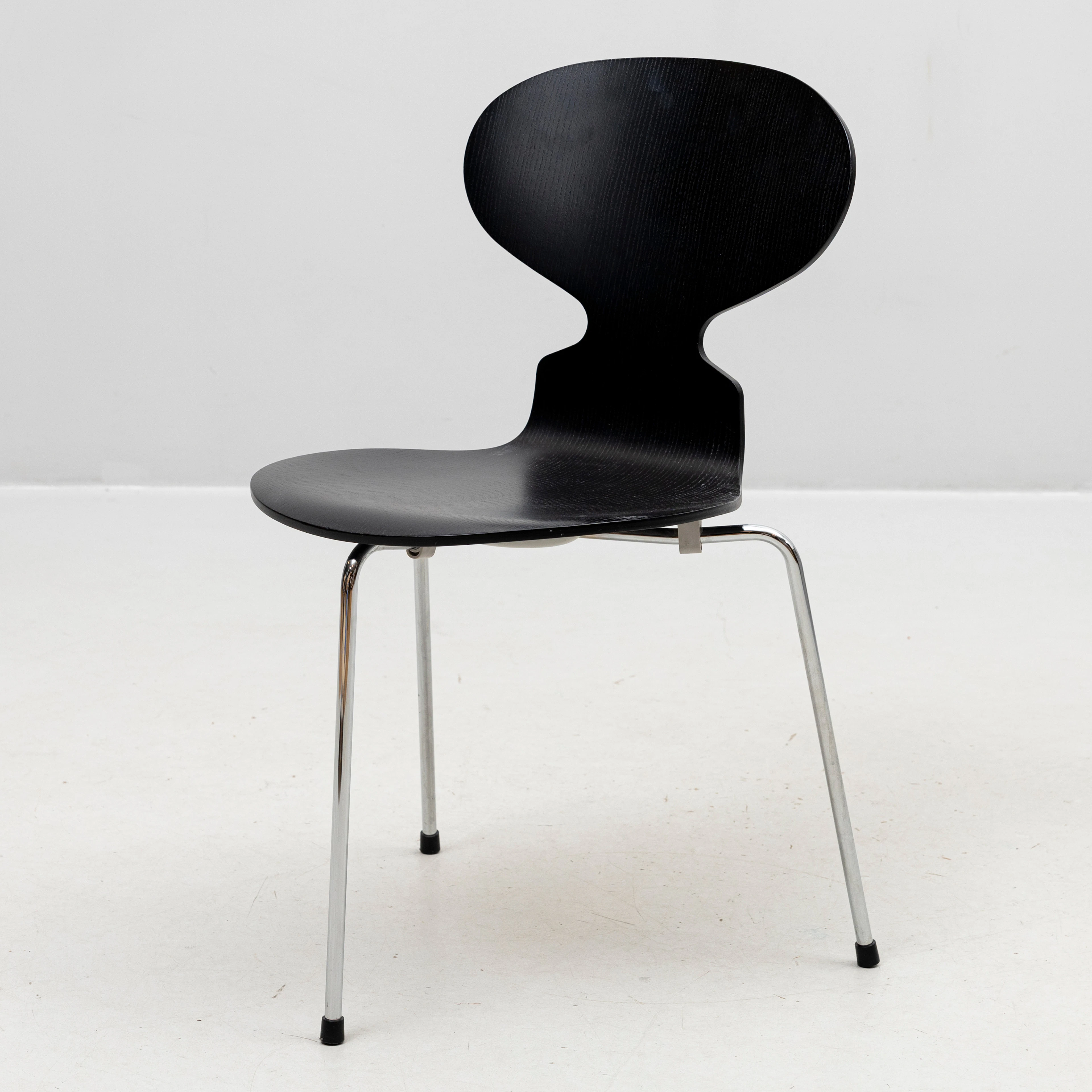 ARNE JACOBSEN. Stol, "Myran", Fritz Hansen, Danmark, svartlackerat
