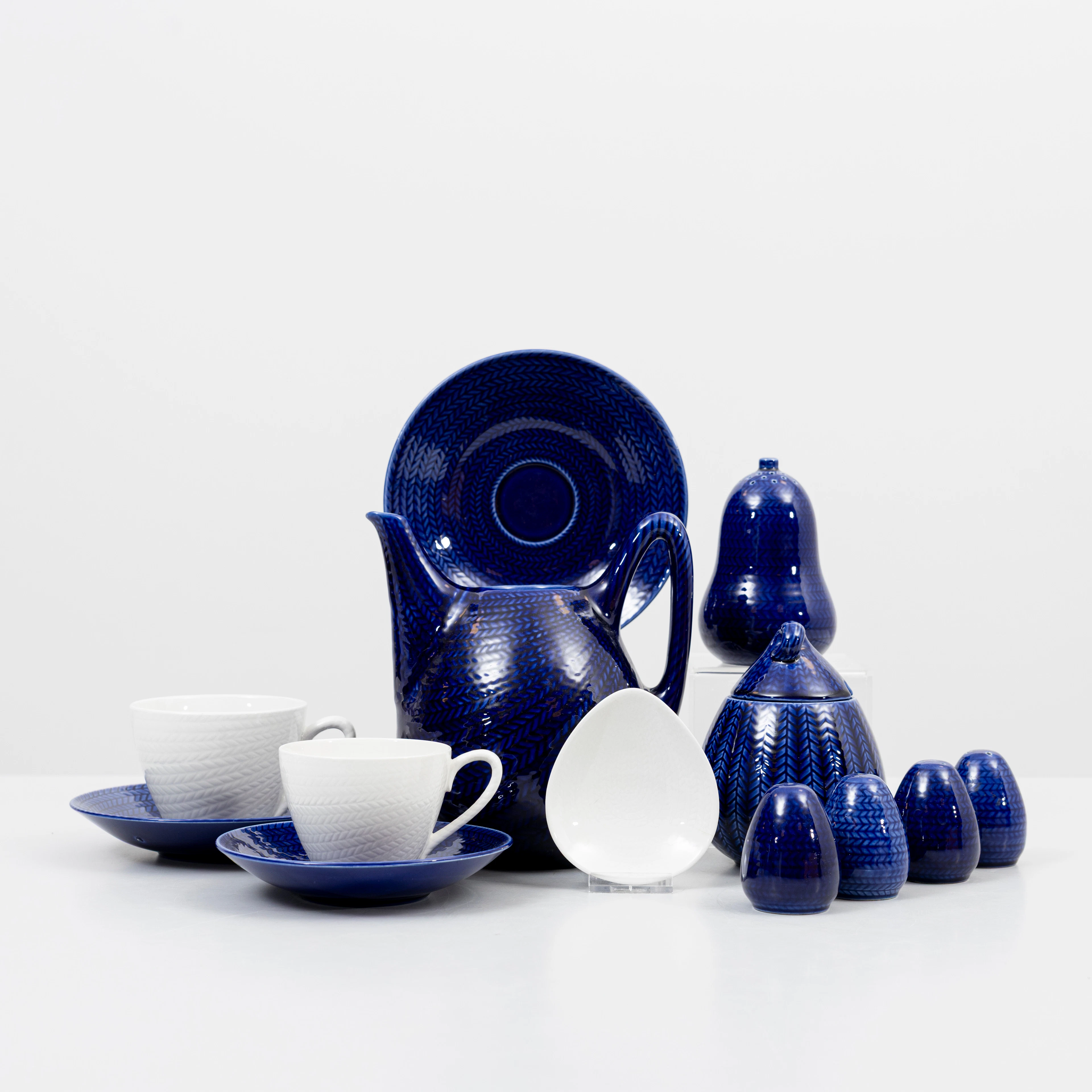 HERTHA BENGTSON. 25 st, servisdelar, "Blå Eld", Rörstrand, flintgods