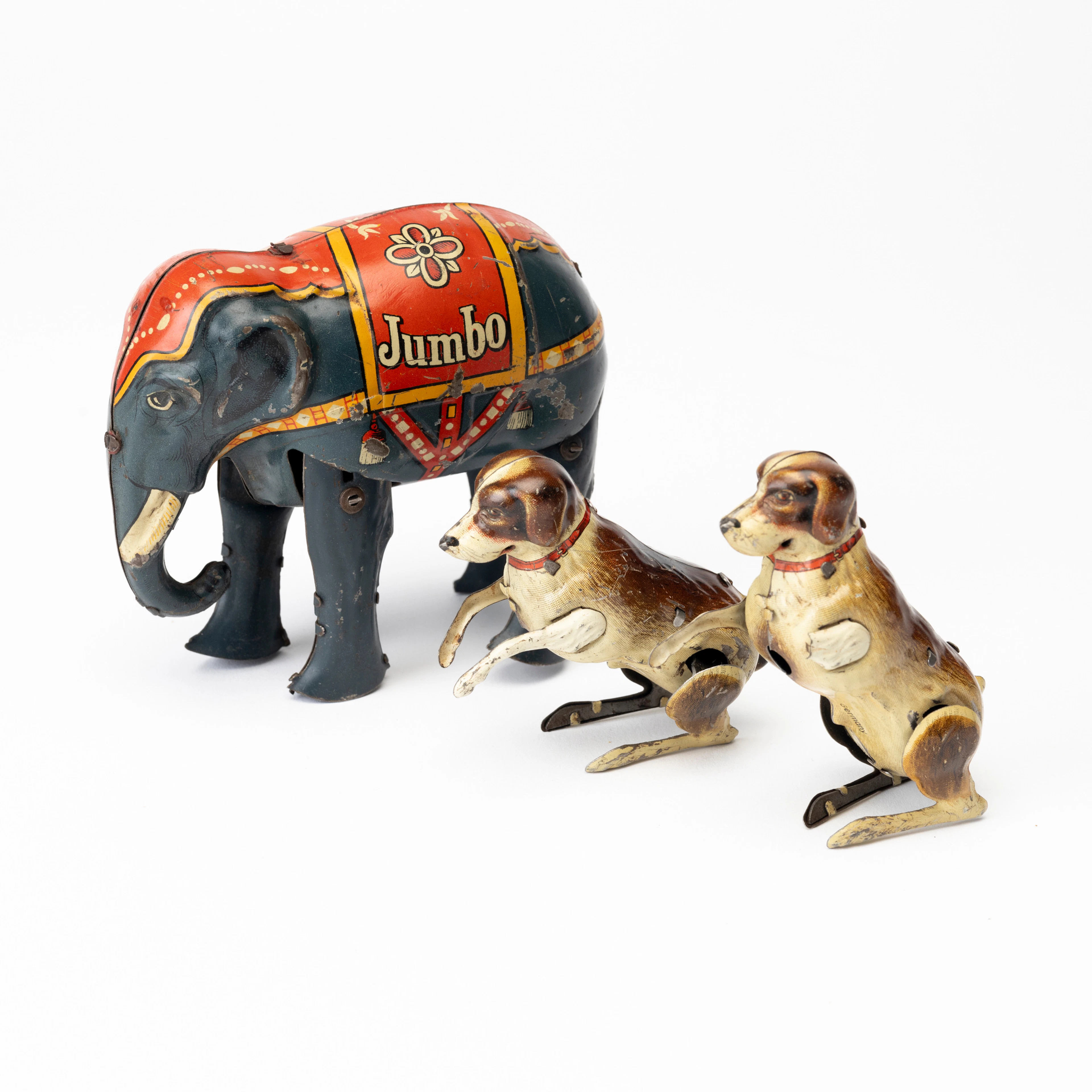 PLÅTLEKSAKER, 3 st, "Jumbo" elefant samt hundar, litograferad plåt