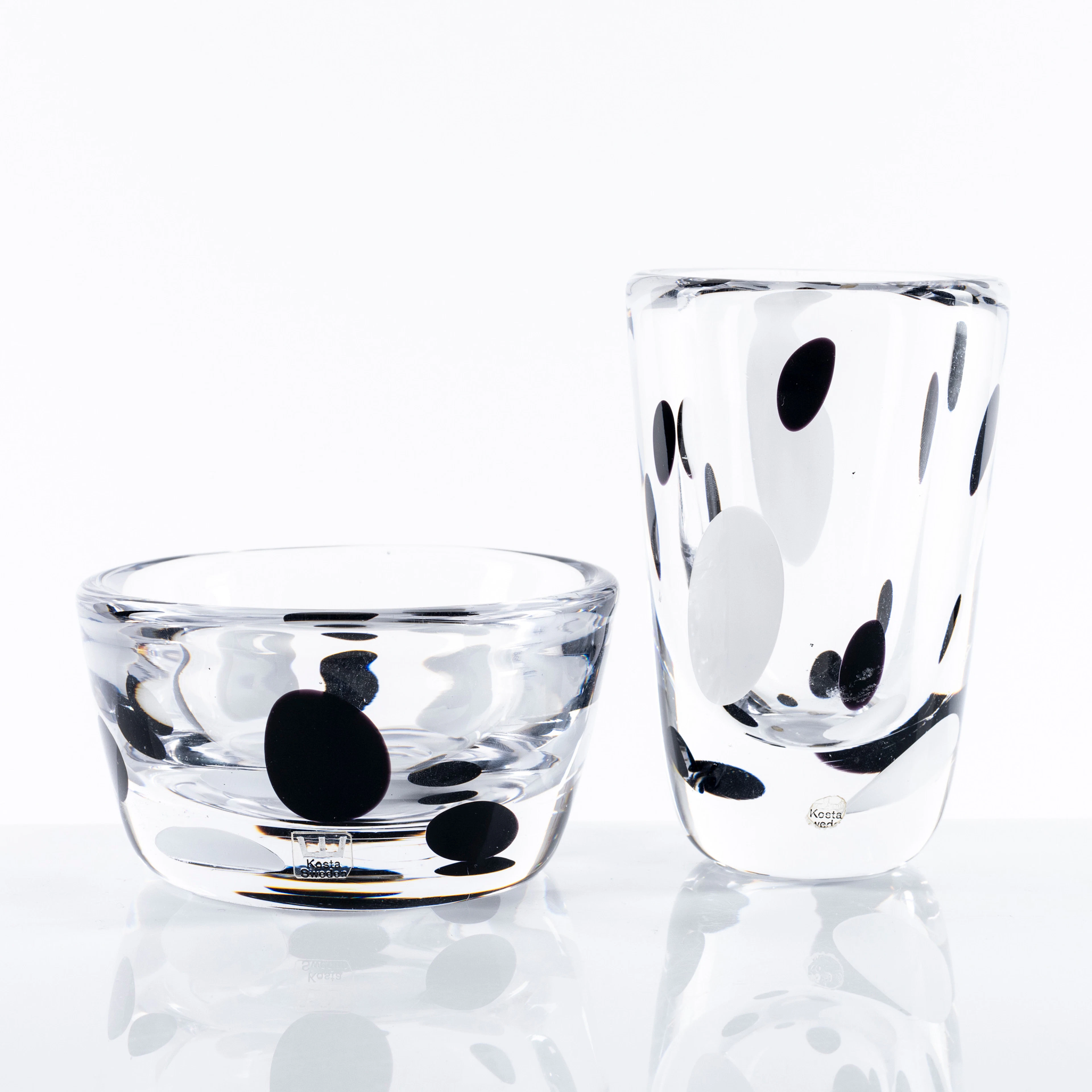 VICKE LINDSTRAND. Vas samt skål, Kosta, underfångsglas, signerade, 1960-tal.