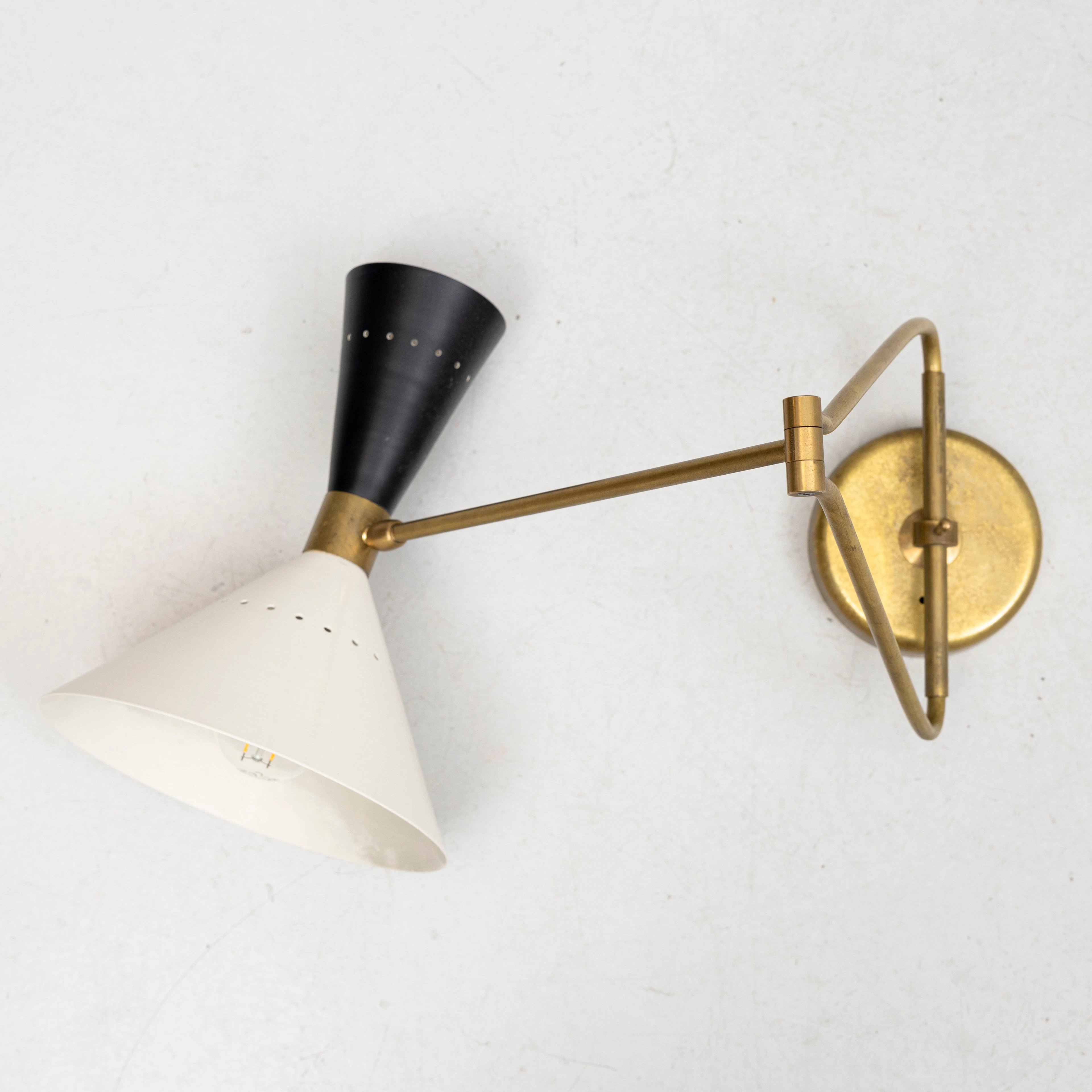VÄGGLAMPA, mässing och lackerad metall, Stilnovo-stil, Italien.