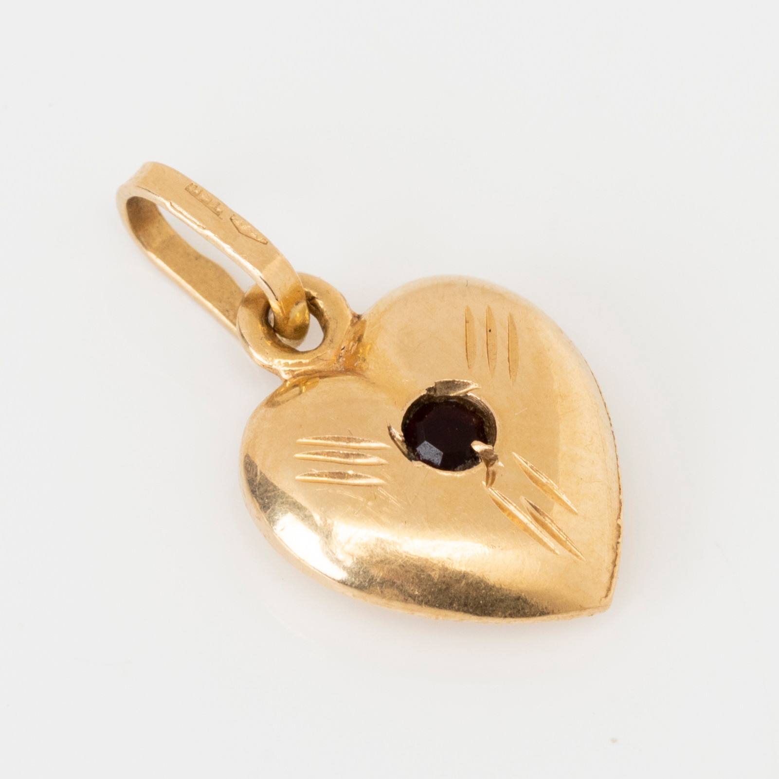 HÄNGE, guld, 18K, hjärtformat med röd sten, svensk importstämpel