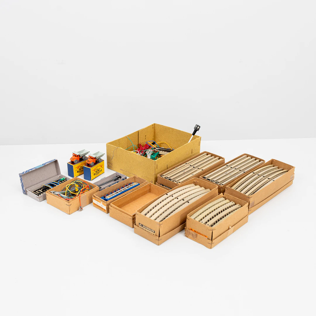 MÄRKLIN tillbehör, ca 50 M-räls, signal, 2 avkopplare, ställpult i