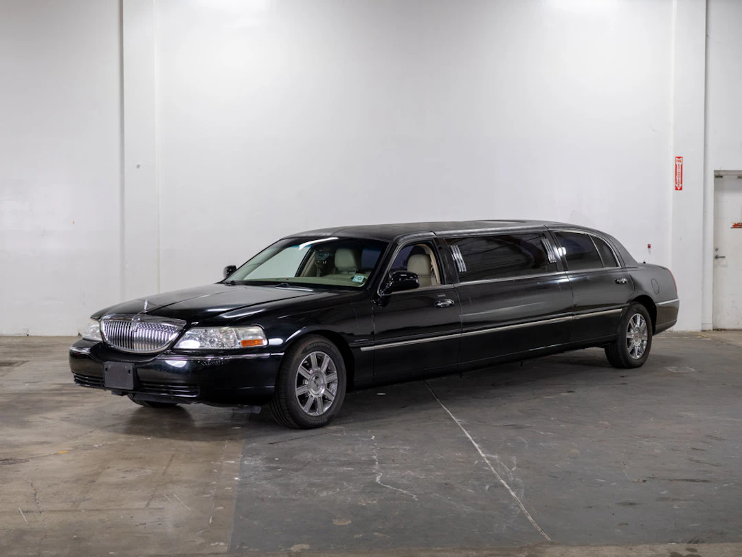 2006 Lincoln Town Car Limousine by Krystal Koach