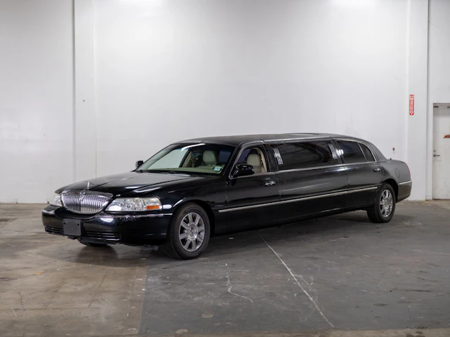 2006 Lincoln Town Car Limousine by Krystal Koach