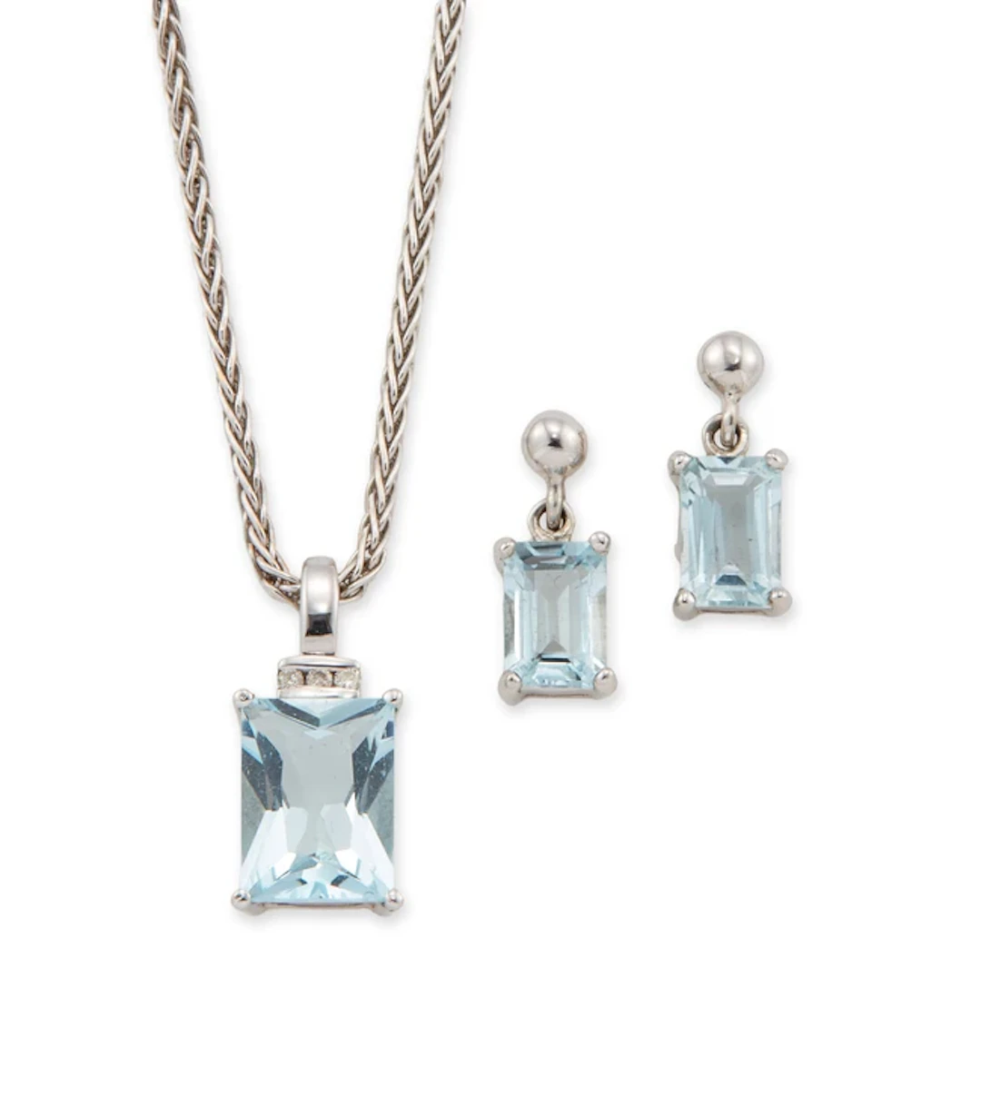 An aquamarine pendant necklace with matching earrings
