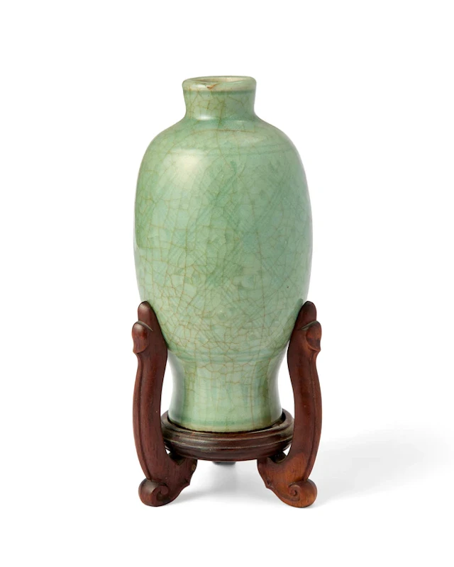 A Chinese Longquan celadon-glazed vase Ming dynasty...