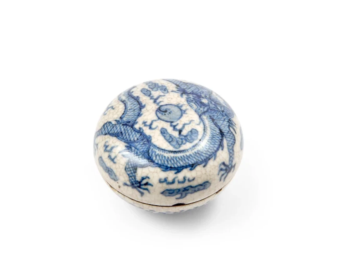 A Chinese blue and white 'dragon' paste box and cover...