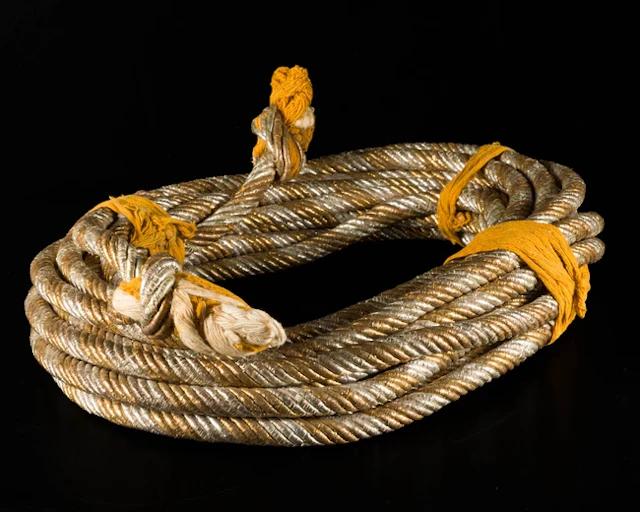 A gilt-metal thread rope