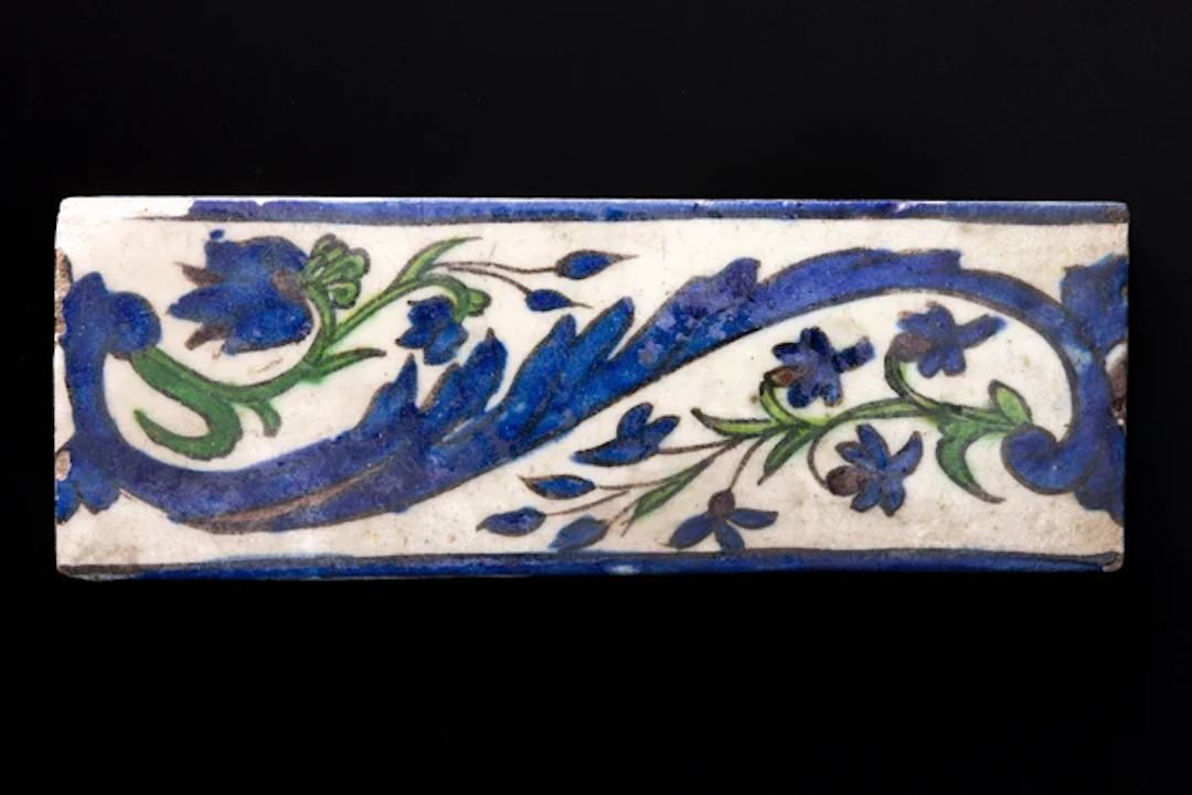 A Damascus Iznik pottery border tile