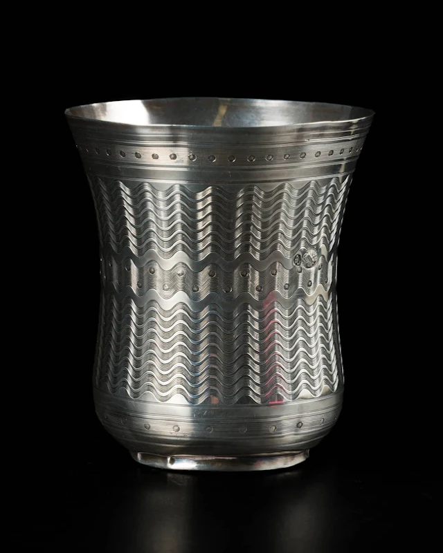 A silver cup in the “Aznavour” style