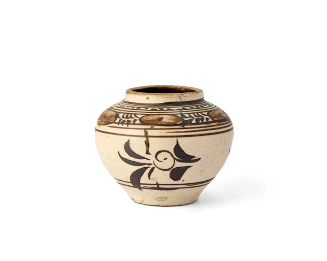 A small Chinese Cizhou slip-decorated jar Song/Yuan...