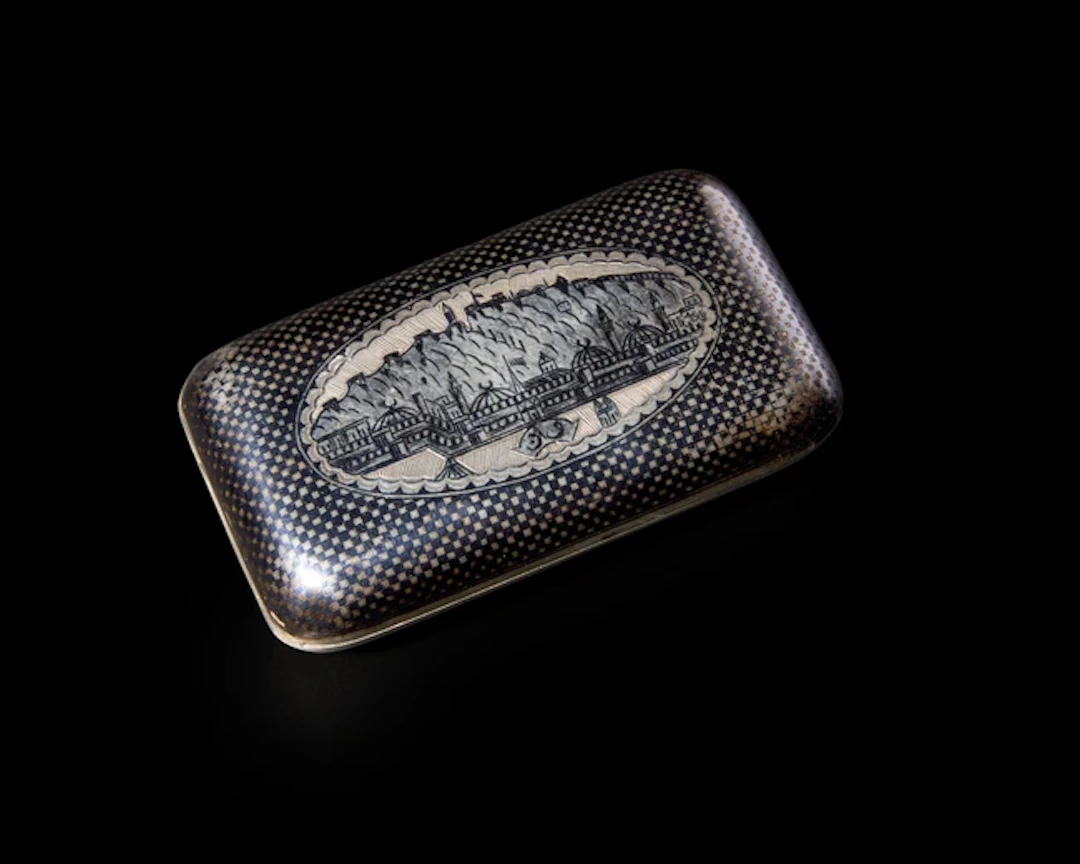 A small rectangular nielloed and gilt silver cigarette case