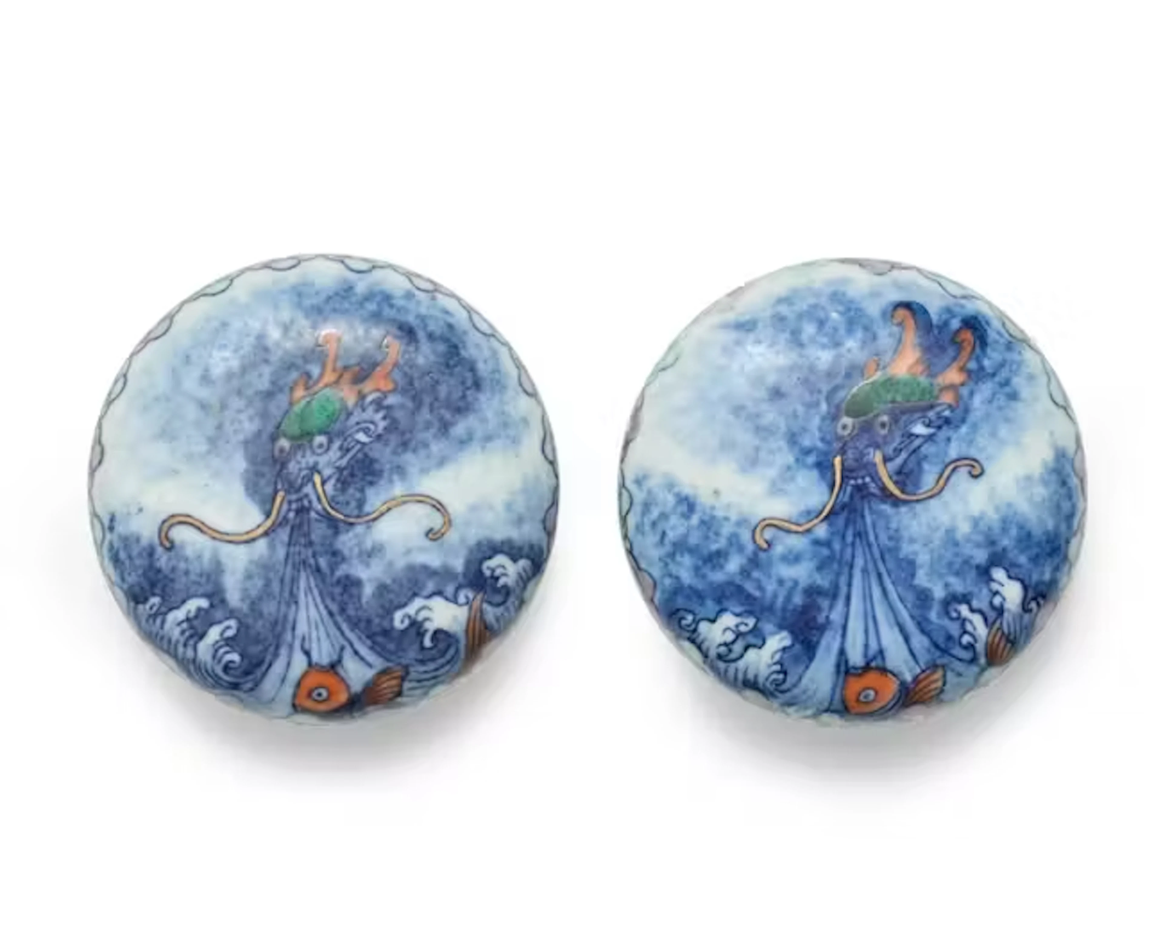 A pair of small Chinese blue and white and famille rose...