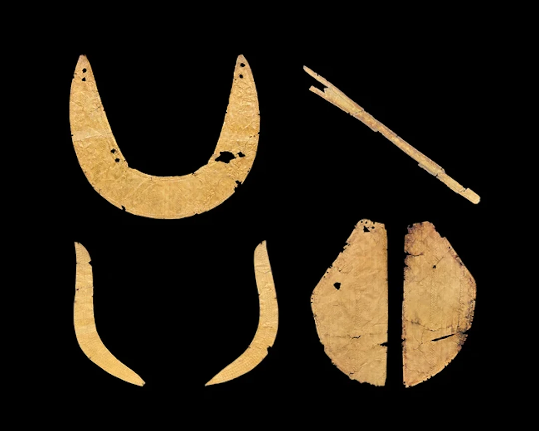 A Bronze Age gold lamina (foil) from a word or scabbard