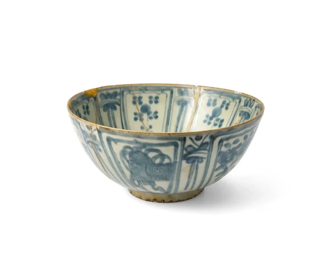 A large Chinese blue and white 'Kraak' bowl Ming dynasty...