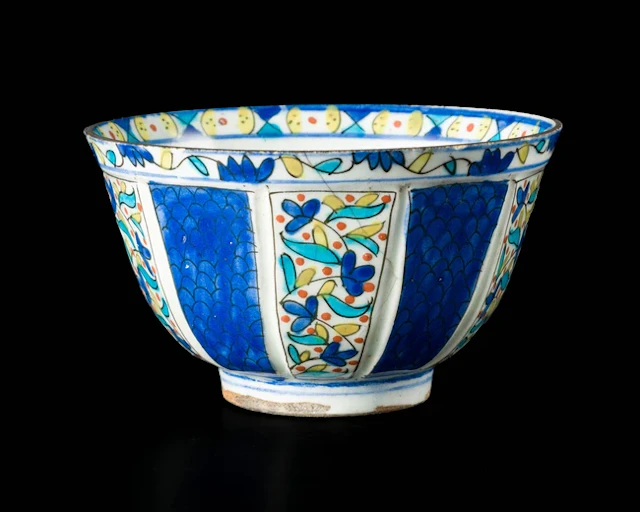 A Kutahya pottery bowl