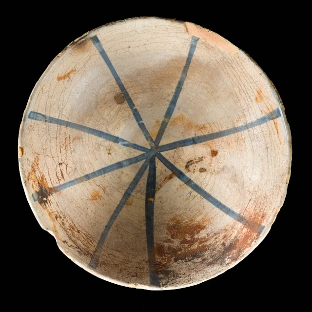 A Mamluk radial design pottery bowl
