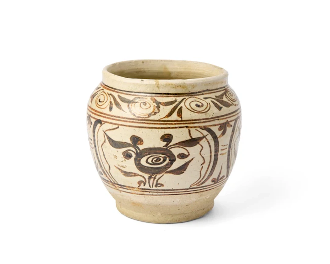 A Chinese Cizhou slip-painted jar Yuan dynasty Painted in...