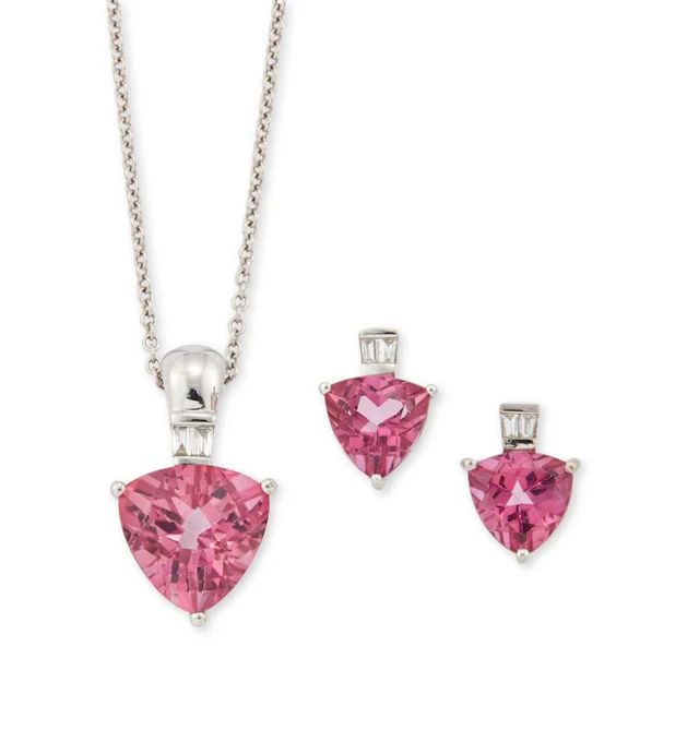 An 18ct white gold coated topaz pendant necklace earring set