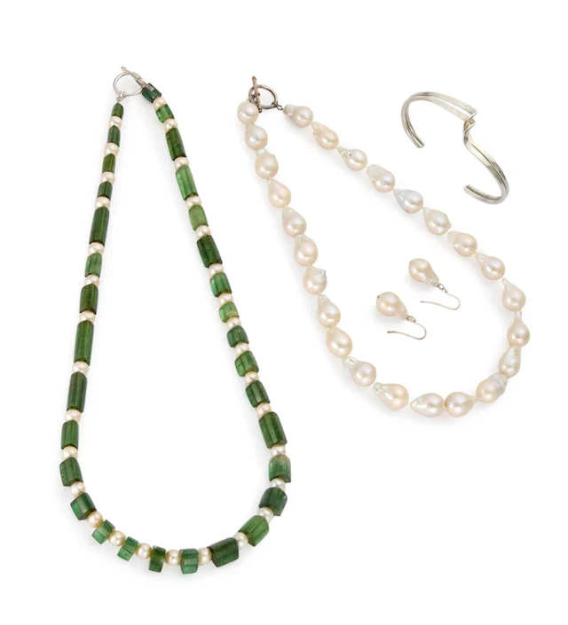 A small group of jewellery