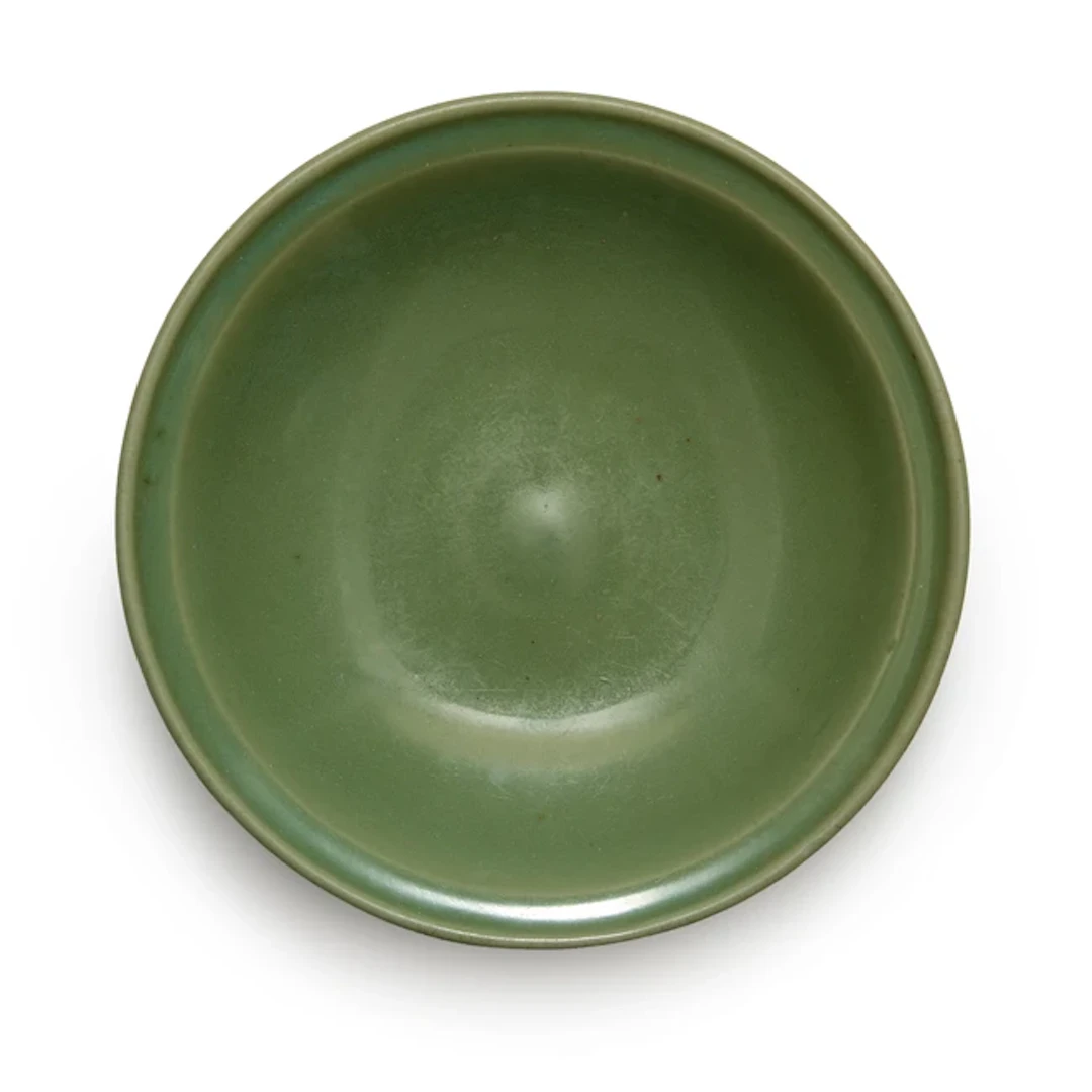 A Chinese Longquan celadon-glazed dish Yuan/Ming dynasty...