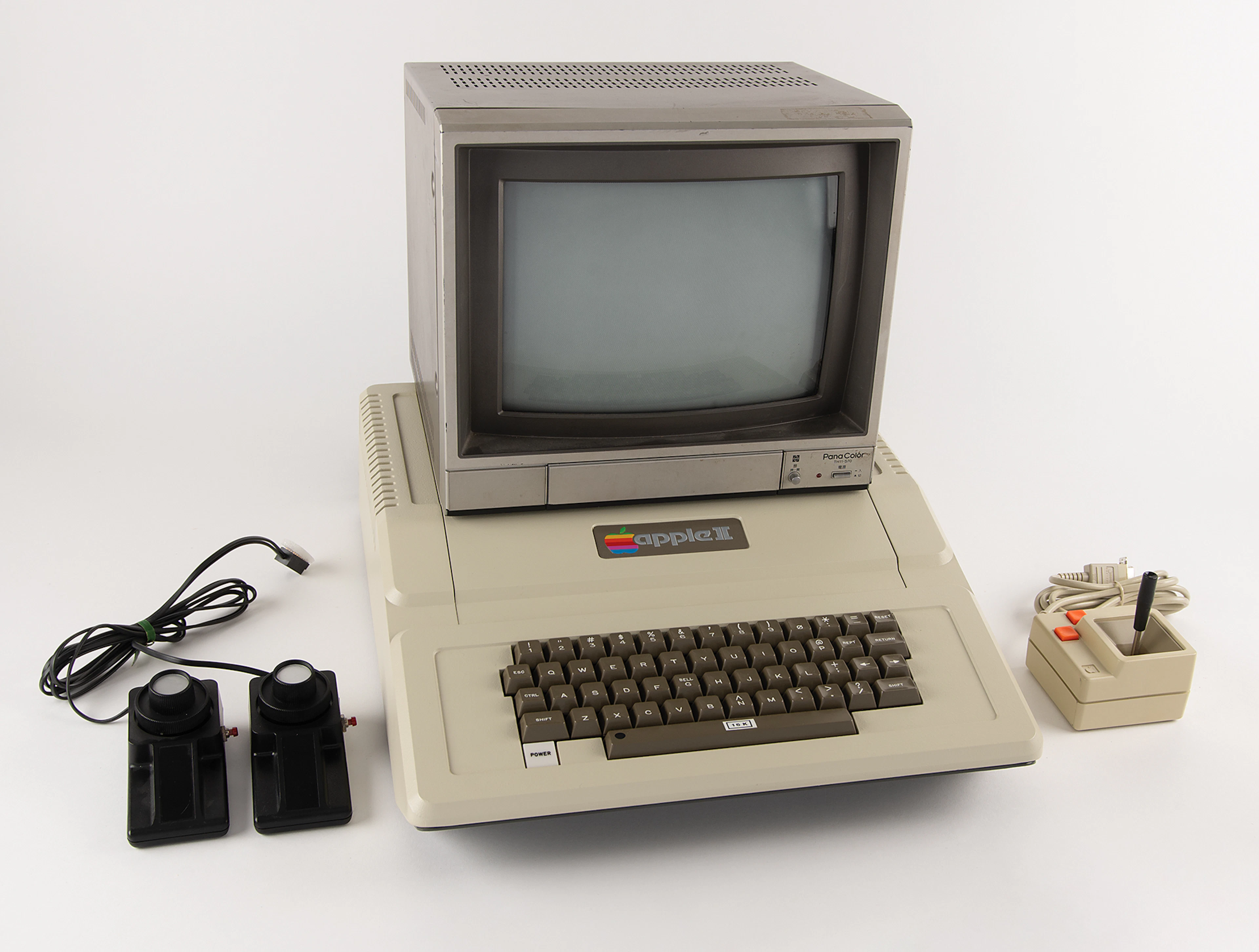 Steve Jobs Apple II Computer Given to His Father, Complete with Original