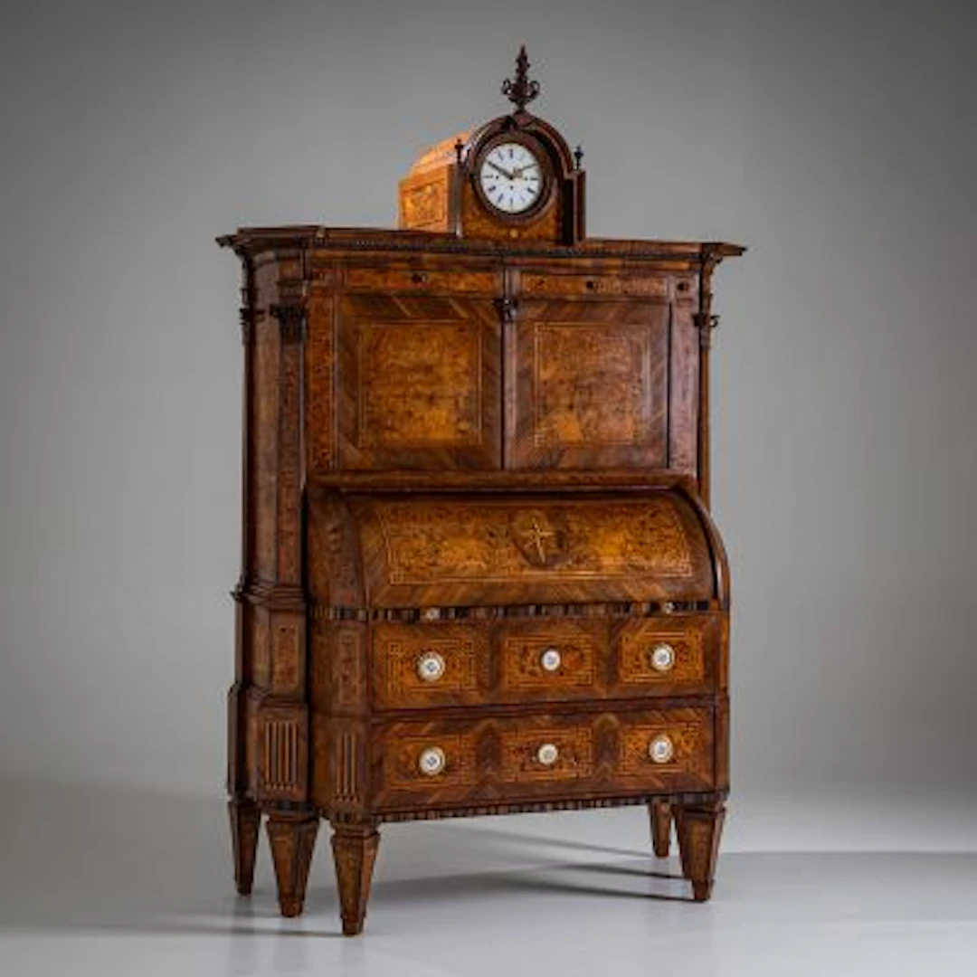 Importante escritorio neoclásico cilíndrico con reloj. Alemania, ca. 1780
