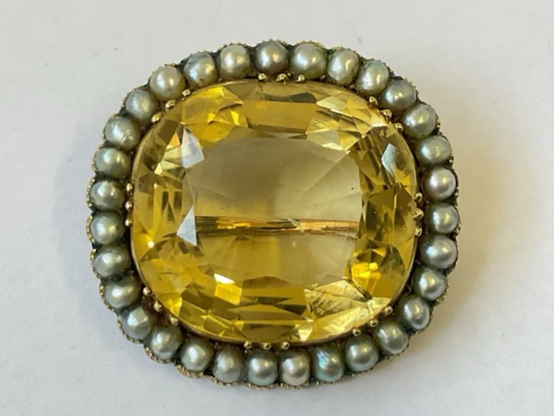 A C19th brooch with large central citrine framed by pearls. (1.25in)