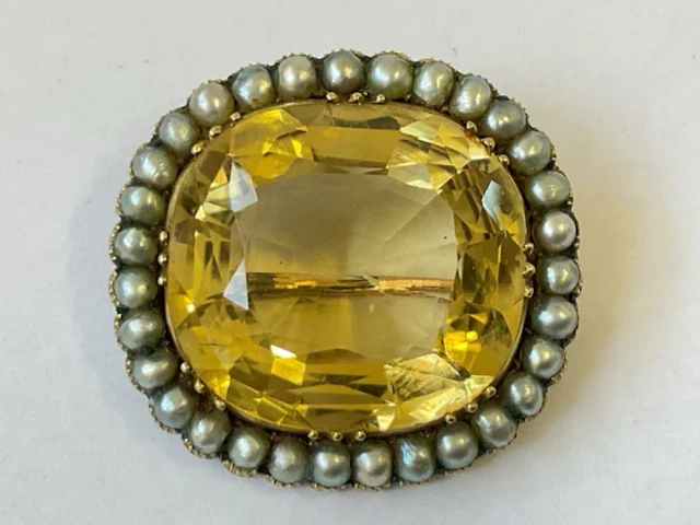 A C19th brooch with large central citrine framed by pearls. (1.25in)