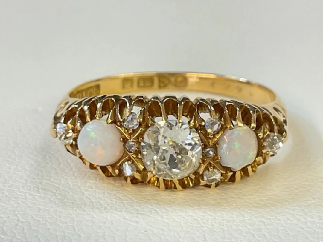 An 18ct gold Chester 1904 hallmarked ring with central 0.6 carat diamond