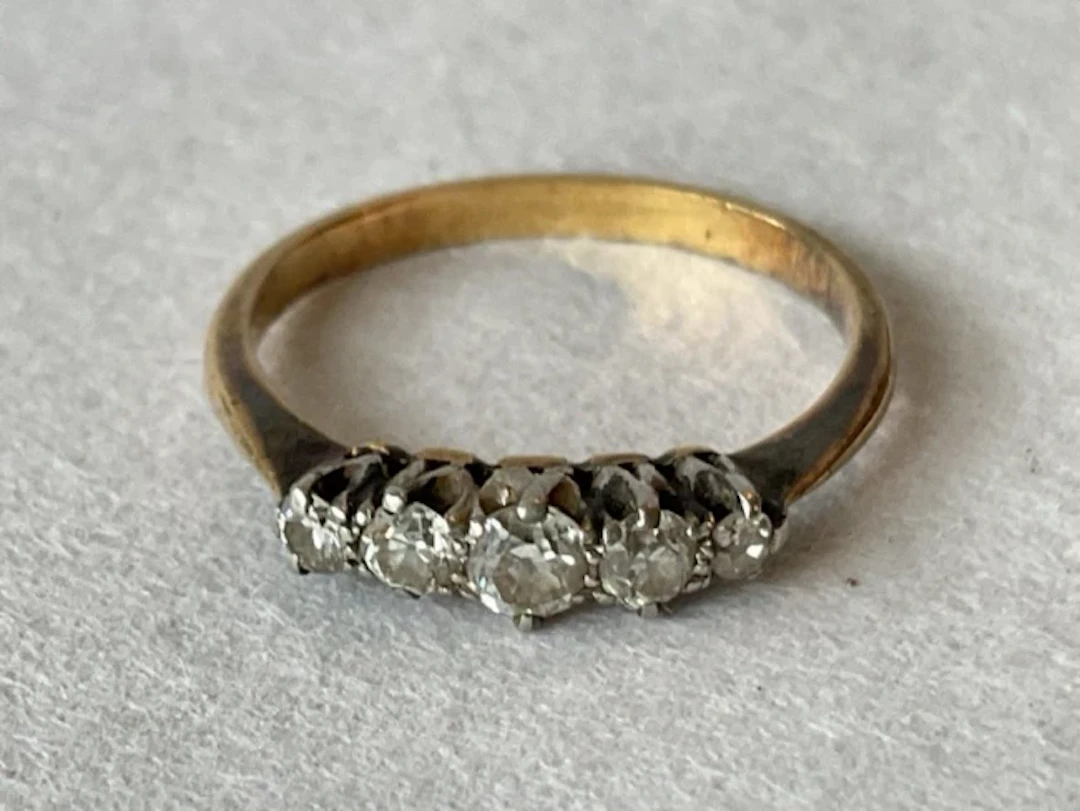 An 18ct gold five stone diamond ring set with graduated brilliant