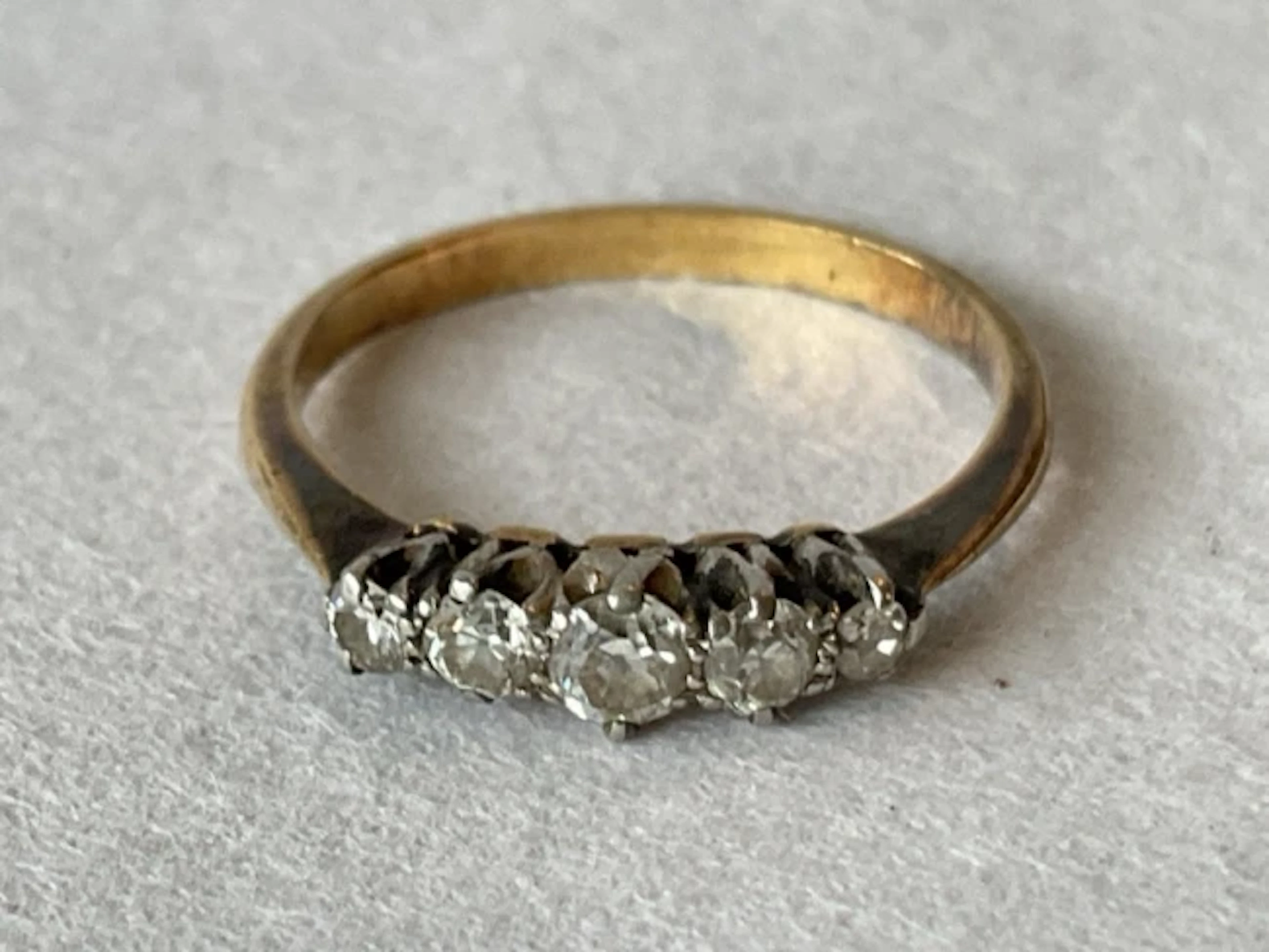 An 18ct gold five stone diamond ring set with graduated brilliant