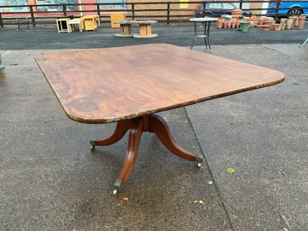 A Georgian mahogany breakfast table with rectangular rounded top on