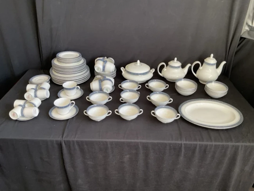 An extensive Royal Doulton porcelain dinner service with scrolling